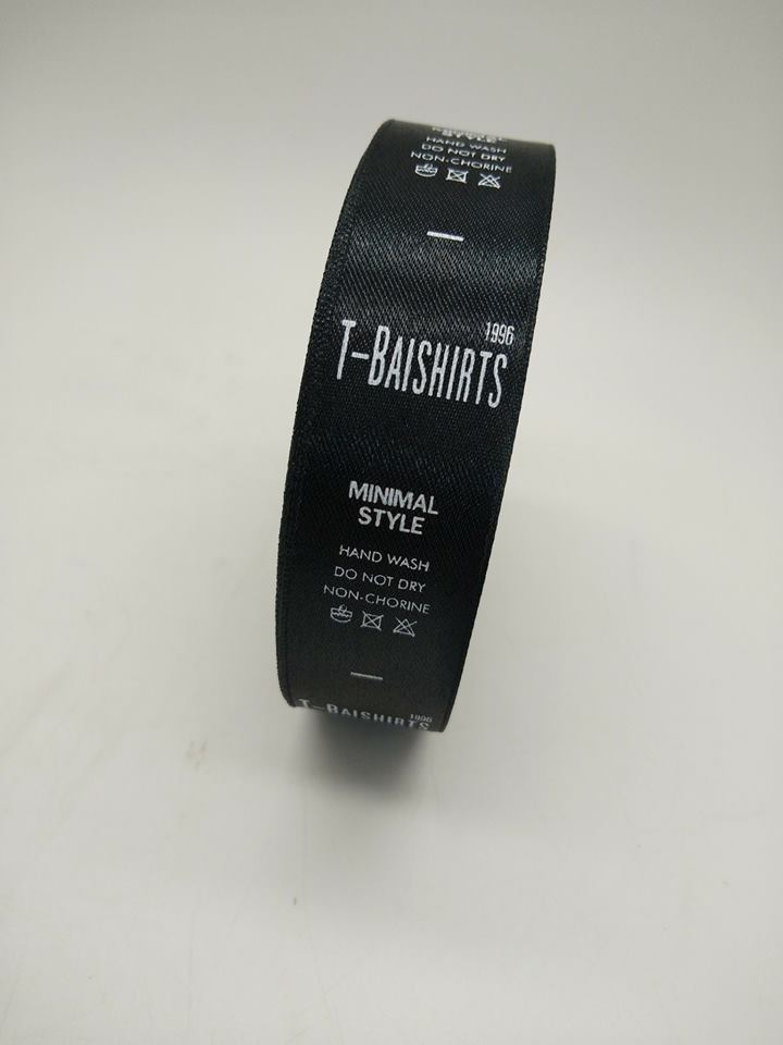 ป้ายคอเสื้อ เนื้อริบบิ้นซาติน 2.5 ซม. ริบบิ้นสีดำ 2 พิมพ์ขาว 1 ม้วน