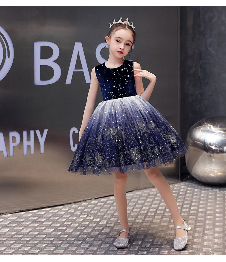 ชุดเดรสออกงานเด็กสีกรมท่า ทรงสั้น ตัวเสื้อผ้ากำมะหยี ไล่โทนสีที่สวยงาม