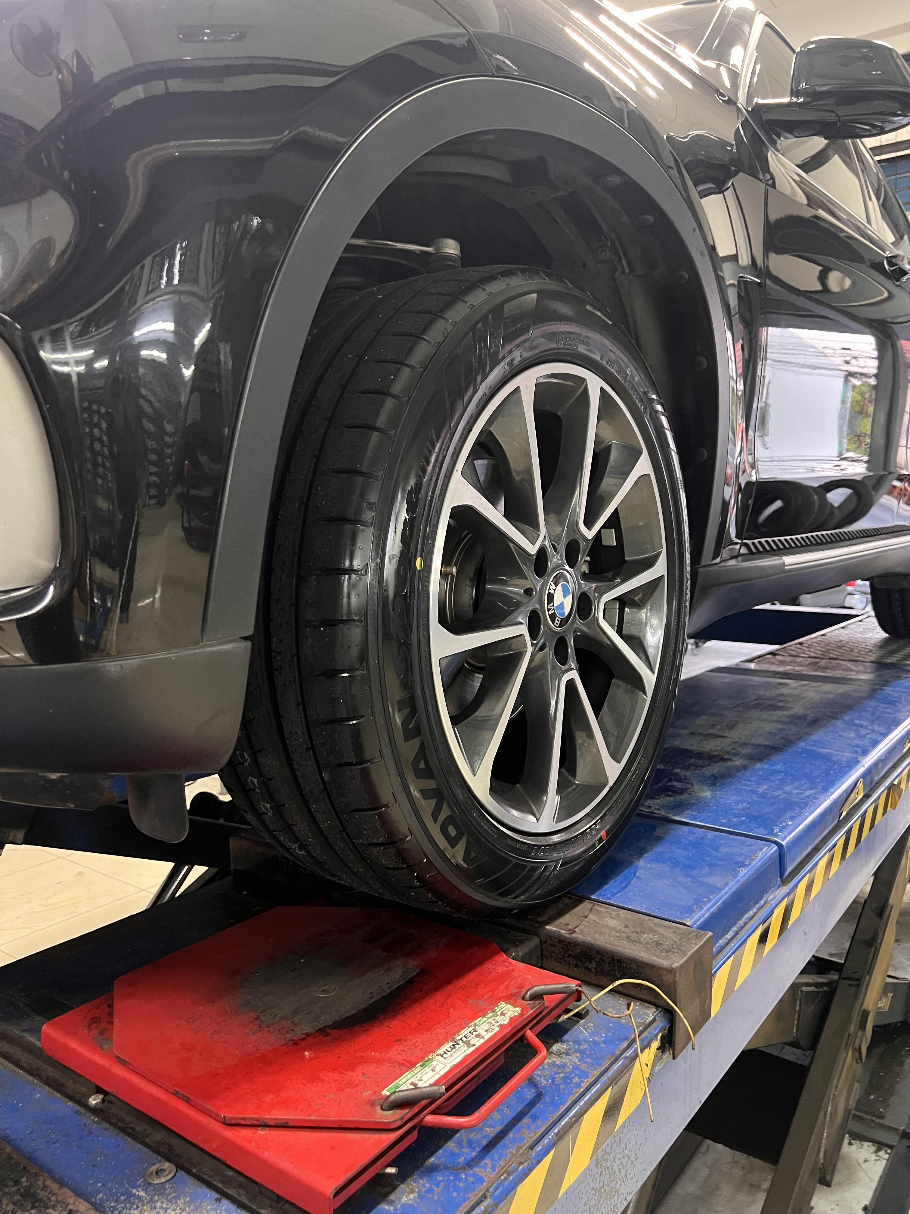 BMW X5 เปลี่ยนยางรถยนต์ [+] YOKOHAMA ADVAN V107 ขนาด 255/50R19 *เพื่อความสะดวกในการรับบริการ นัดหมายเวลาก่อนเข้ารับบริการทุกครั้งครับ 𝙊𝙪𝙧 𝙎𝙚𝙧𝙫𝙞𝙘𝙚 บริการทางร้านเรารับทำอะไรบ้าง 🔧 ติดตั้งยางแบบไร้รอย 100% 🔧 บริการสลับยาง ตามอายุ 🔧 มียางรถยนต์ทุกยี่ห้อให้เลือกซื้อ 🔧 เช็คช่วงล่าง แก้ปัญหาให้ตรงจุด 🔧 บริการล้างลิ้นปีกผีเสื้อ 🔧 บริการเช็คระยะรถยนต์ 🔧 เปลี่ยนถ่ายของเหลวทั้งระบบ 🔧 ตั้งศูนย์ด้วยเครื่อง HUNTER นำเข้าจาก USA สอบถามข้อมูลเพิ่มเติม หรือนัดหมายเข้ารับบริการ ☎️ : 08-6569-1915 ☎️ : 08-6544-5963 Line id : @88rw Tiktok : https://www.tiktok.com/@88rwycrr Youtube : https://youtube.com/@88rw Facebook : https://www.facebook.com/88rwtire Location : https://goo.gl/maps/HrNUAZXPN94KvxZ98?coh=178573&entry=tt #รถยนต์มีปัญหาไม่รู้ต้องแก้ตรงไหน ทางเรายินดี ตรวจหาปัญหาและหาวิธีแก้ บอกลูกค้าก่อนลงมือทำเสมอราคาเป็นธรรมไม่เอาเปรียบ สบายใจคุณลูกค้า ร้านยางเจริญรุ่งเรือง ยินดีต้อนรับครับ