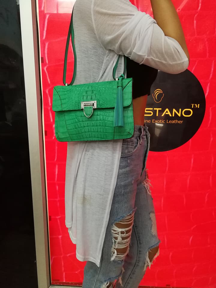 กระเป๋าสะพายหนังจระเข้แท้ สีเขียว รหัส CRW1217H-02-GR1