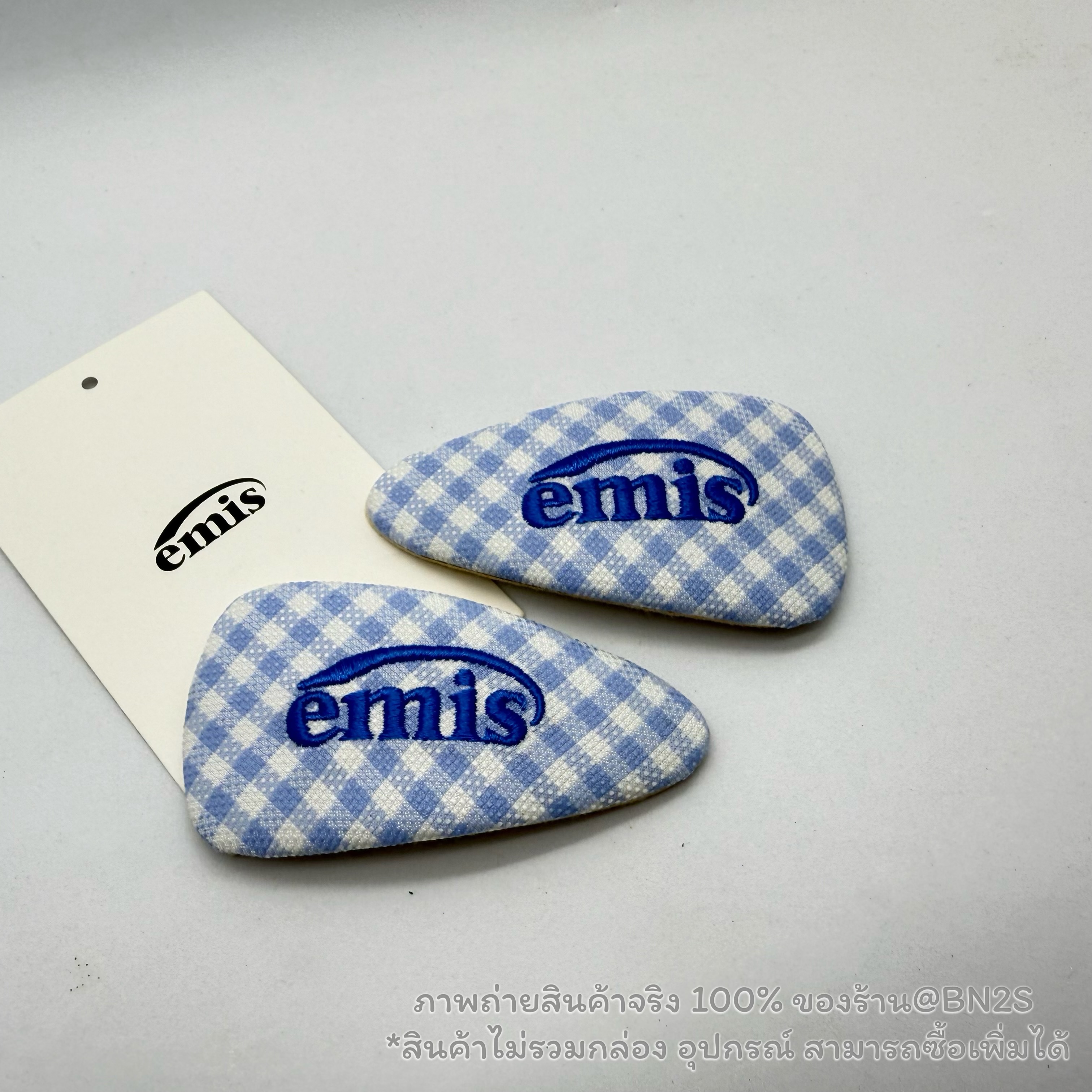 สีฟ้า | พร้อมส่ง EMIS GINGHAM CHECK WIDE HAIRPIN กิ๊บหนีบสามเหลี่ยม อีมีสสึ งานปักผ้าลายสก๊อต พร้อมส่งในไทย ไม่ต้องรอพรีฯ ❌ แพ๊คคู่ ซ้าย-ขวา น้า ขนาด : 8x4 cm. ไม่มีกล่อง อุปกรณ์