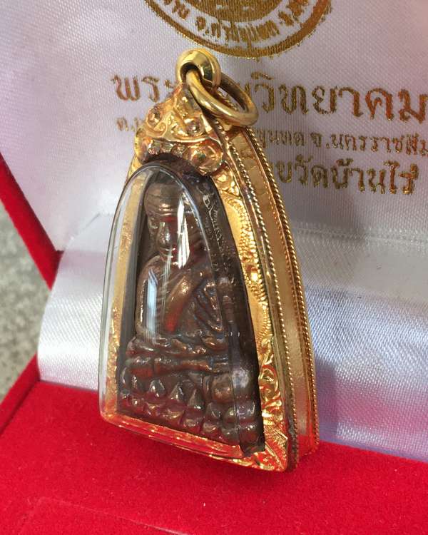 พระหลวงพ่อทวด พิมพ์หลังเตารีดใหญ่ B เนื้อนวะโลหะ รุ่นเลื่อนสมณศักดิ์ ๔๙ จัดสร้างวัดช้างให้ ปี ๒๕๕๓ เลี่ยมทองคำ น้ำหนัก 6.4 g หมายเลข ๗๒๘