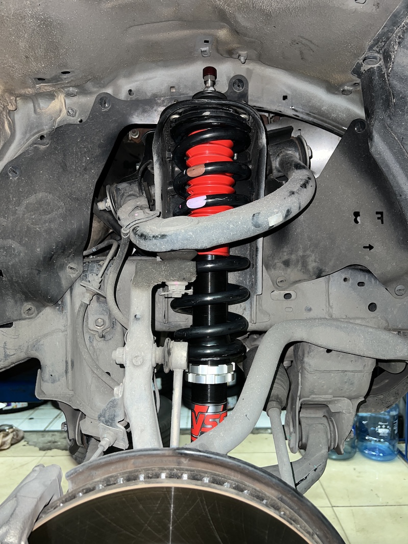 TOYOTA Fortuner Champ ติดตั้งโช้คอัพ YSS Z-Series Full Set สิ่งที่จะได้รับหลังจากติดตั้ง: นิ่ง นุ่ม หนึบ สมบูรณ์แบบ: โช้คอัพ Monotube ตัวท็อป ให้ฟีลลิ่ง "Complete Feeling" เกาะถนนดีเยี่ยม ไม่โคลงเคลง ปรับได้ 25 ระดับ (Rebound): ปรับจูนได้อย่างละเอียด เพื่อหาค่าความหนึบที่ลงตัวที่สุดสำหรับทุกสภาพถนนและทุกความเร็ว เทคโนโลยี VVSC: วาล์วอัจฉริยะที่ช่วยปรับการทำงานของโช้คอัพให้เหมาะกับความเร็วที่ใช้ (นุ่มที่ความเร็วต่ำ หนึบที่ความเร็วสูง) วัสดุเกรดอากาศยาน: แข็งแรงทนทานเป็นพิเศษ ระบายความร้อนได้ดี ทำให้สมรรถนะคงที่แม้เดินทางไกล จบครบทุกขั้นตอน: ติดตั้ง Setup และตั้งศูนย์โดยทีมช่างผู้เชี่ยวชาญ เหมาะสำหรับใคร? เจ้าของ Fortuner ที่ต้องการ Performance สูงสุด ผู้ที่ต้องการ ความละเอียดในการปรับจูน ช่วงล่างเพื่อให้ลงตัวกับสไตล์การขับขี่ของตัวเอง 👉 ยกระดับรถคุณให้เหนือกว่าใคร! นัดหมายเข้ารับบริการได้เลยครับ 📌 สอบถามข้อมูลเพิ่มเติม หรือนัดหมายเข้ารับบริการ ☎️ : 08-6569-1915 ☎️ : 08-6544-5963 💬 Line id : @88rw 📍 Location : https://goo.gl/maps/HrNUAZXPN94KvxZ98 🌐 Facebook : https://www.facebook.com/88rwtire #Toyota #Fortuner #YSS #ZSeries #YSSSuspension #โช้คอัพ #ช่วงล่าง #ยางเจริญรุ่งเรือง #นนทบุรี #งามวงศ์วาน