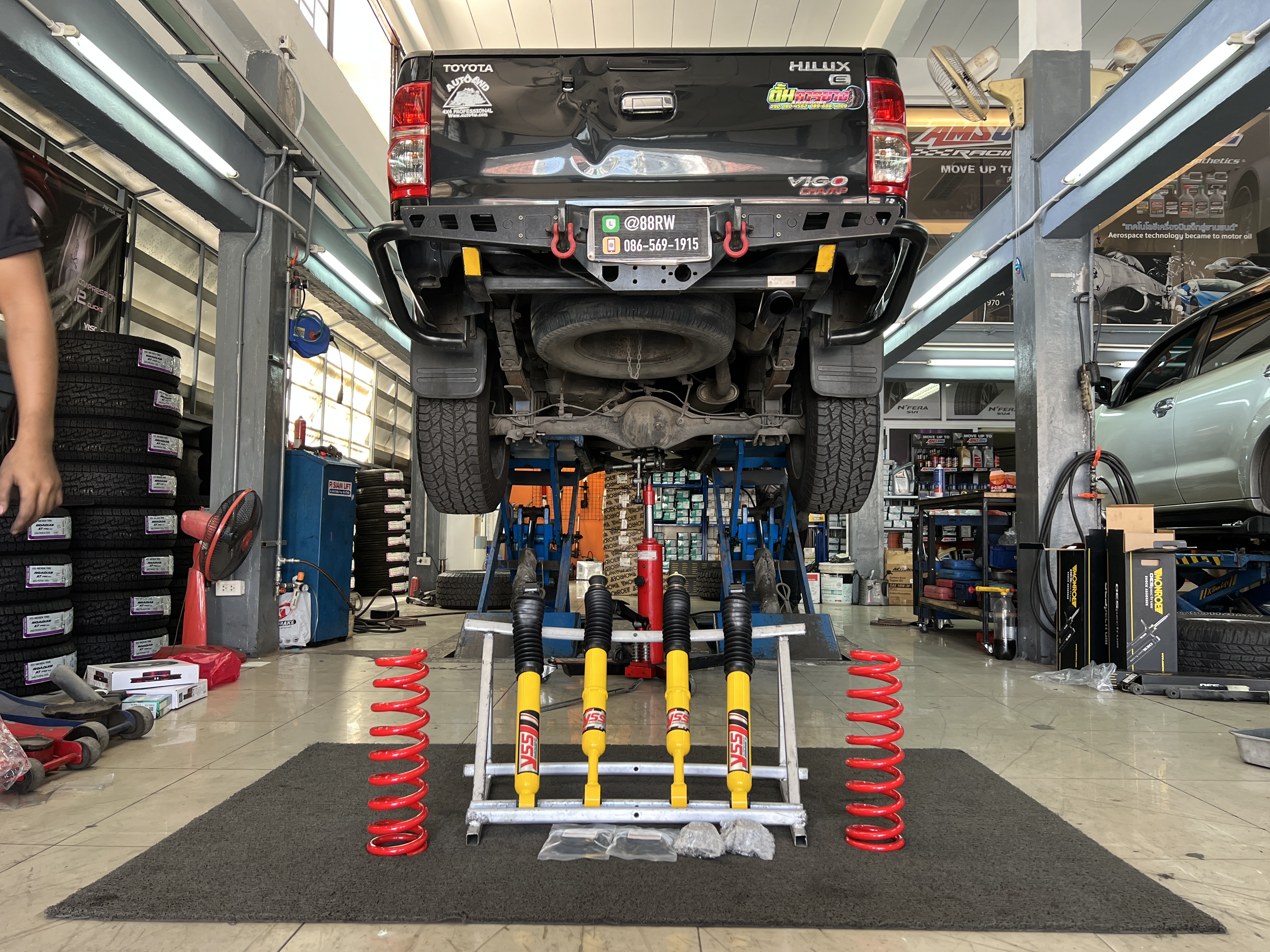 TOYOTA VIGO เปลี่ยนโช้คอัพอัพเกรดช่วงล่าง [+] YSS DTG [+] YSS PERFORMANCE SPRING สอบถามข้อมูลเพิ่มเติม หรือ นัดหมายเข้ารับบริการ โทร. 08-6569-1915 Location : https://goo.gl/maps/HrNUAZXPN94KvxZ98? รถยนต์มีปัญหาไม่รู้ต้องแก้ตรงไหน ทางเรายินดี ตรวจหาปัญหาและหาวิธีแก้ บอกลูกค้าก่อนลงมือทำเสมอด้วยราคาเป็นธรรม เวลาบริการ วันจันทร์-วันอาทิตย์ 09:00 น. - 17.30 น. #Toyotavigo #yssdtg #YSSspring #โช้คอัพ #ช่วงล่าง #โช๊ค #ยางรถยนต์