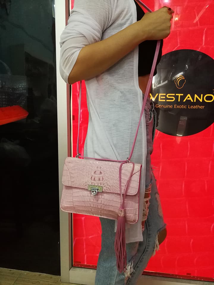 กระเป๋าสะพายหนังจระเข้แท้ สีชมพู รหัส CRW1217H-02-PI2