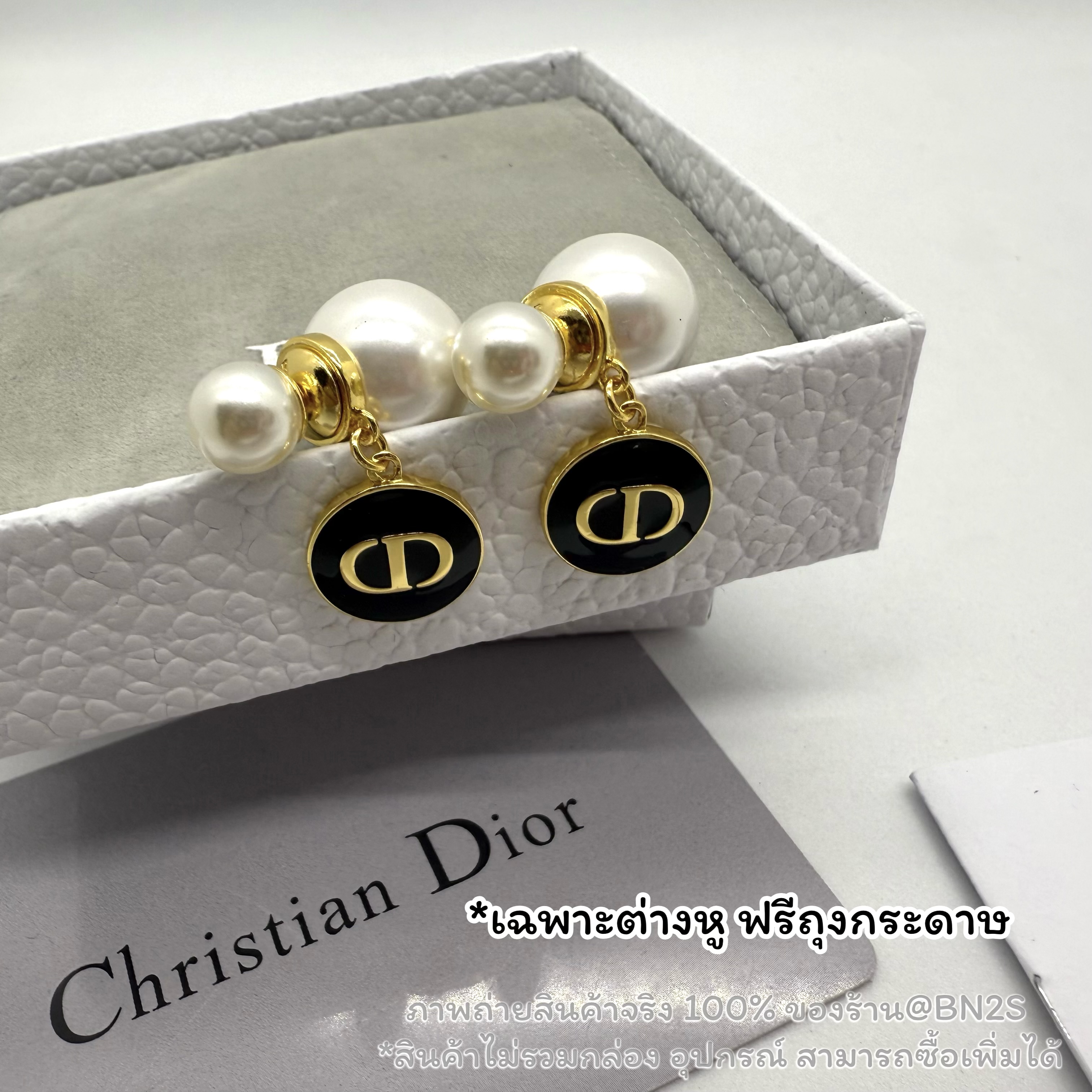 [ORI] Dior Faux Pearl & Lacquer CD Drop Tribales Earrings ต่างหูจี้ห้อย CD สีดำ ทับหลังไข่มุก งาน 1:1 สวยมาก พร้อมส่งในไทย สินค้า พร้อมถุงกระดาษ ซองซิปล็อค