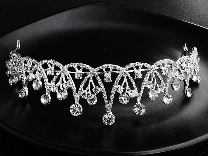 มงกุฏขนาดใหญ่ ประดับเพชร แบบปักกิ๊บแน่น ขนาด กว้าง 15.5 สูง 4.5 ซม.