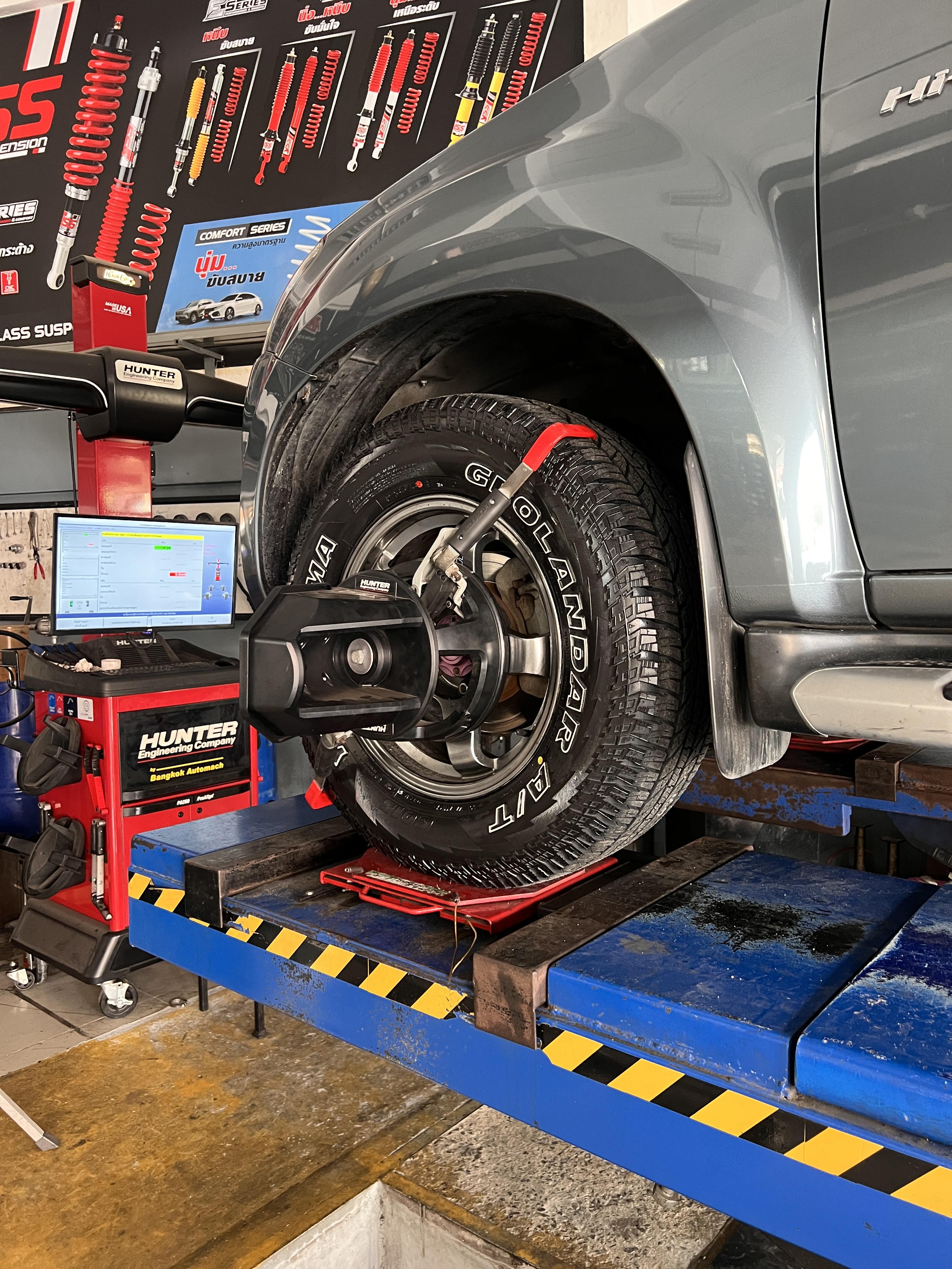 ISUZU DMAX เปลี่ยนยางรถยนต์จากแบรนด์ไทยราคาถูก ใช้งานพรีเมี่ยมจบๆ [+] YOKOHAMA G015 AT 265/65R17 *เพื่อความสะดวกในการรับบริการ นัดหมายเวลาก่อนเข้ารับบริการทุกครั้งครับ 𝙊𝙪𝙧 𝙎𝙚𝙧𝙫𝙞𝙘𝙚 บริการทางร้านเรารับทำอะไรบ้าง 🔧 มียางรถยนต์ทุกยี่ห้อให้เลือกซื้อ 🔧 โช้คอัพ สปริง 🔧 เช็คช่วงล่าง แก้ปัญหาให้ตรงจุด 🔧 ติดตั้งยางแบบไร้รอย 100% 🔧 บริการสลับยาง ตามอายุ 🔧 บริการล้างลิ้นปีกผีเสื้อ 🔧 บริการเช็คระยะรถยนต์ 🔧 เปลี่ยนถ่ายของเหลวทั้งระบบ 🔧 ตั้งศูนย์ด้วยเครื่อง HUNTER นำเข้าจาก USA สอบถามข้อมูลเพิ่มเติม หรือนัดหมายเข้ารับบริการ ☎️ : 08-6569-1915 ☎️ : 08-6544-5963 Line id : @88rw Tiktok : https://www.tiktok.com/@88rwycrr Youtube : https://youtube.com/@88rw Facebook : https://www.facebook.com/88rwtire Location : https://goo.gl/maps/HrNUAZXPN94KvxZ98?coh=178573&entry=tt #รถยนต์มีปัญหาไม่รู้ต้องแก้ตรงไหน ทางเรายินดี ตรวจหาปัญหาและหาวิธีแก้ บอกลูกค้าก่อนลงมือทำเสมอราคาเป็นธรรมไม่เอาเปรียบ สบายใจคุณลูกค้า ร้านยางเจริญรุ่งเรือง ยินดีต้อนรับครับ