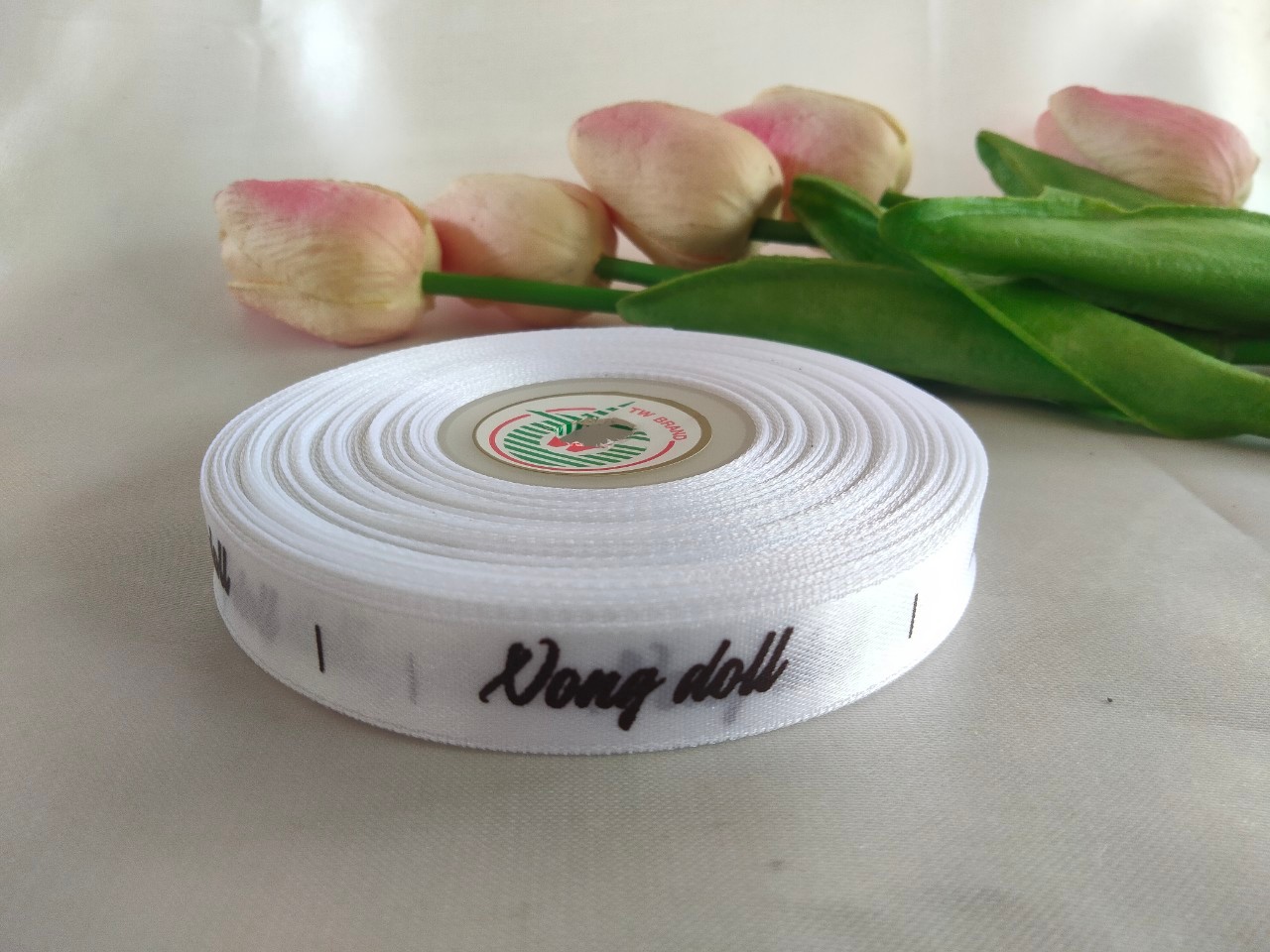 ป้ายคอเสื้อ เนื้อริบบิ้นซาติน 1.3 ซม. ริบบิ้นสีขาว 1 พิมพ์น้ำตาล 1 ม้วน