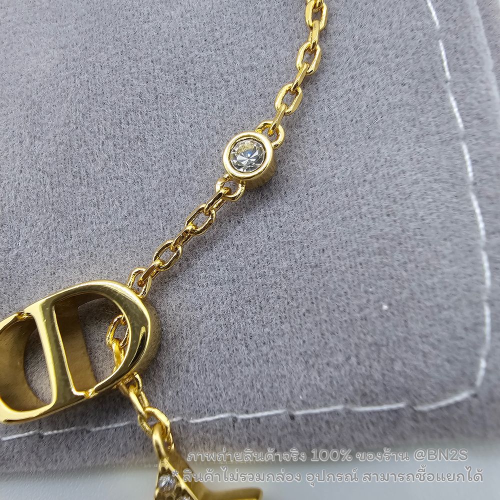 สร้อยแขน DIOR PETIT CD STAR CRYSTAL BRACELET จี้ดาวประดับคริสตัล งานสวย 1:1 จี้ CD ปรับความยาวได้ พร้อมส่งในไทย งาน 1:1 ไม่รวมกล่อง ยาว 16 ซม. เพิ่มได้อีก 3 ซม. ฟรีถุงกระดาษ ซองซิปล็อค ปั๊มแบรนด์ สวยมาก