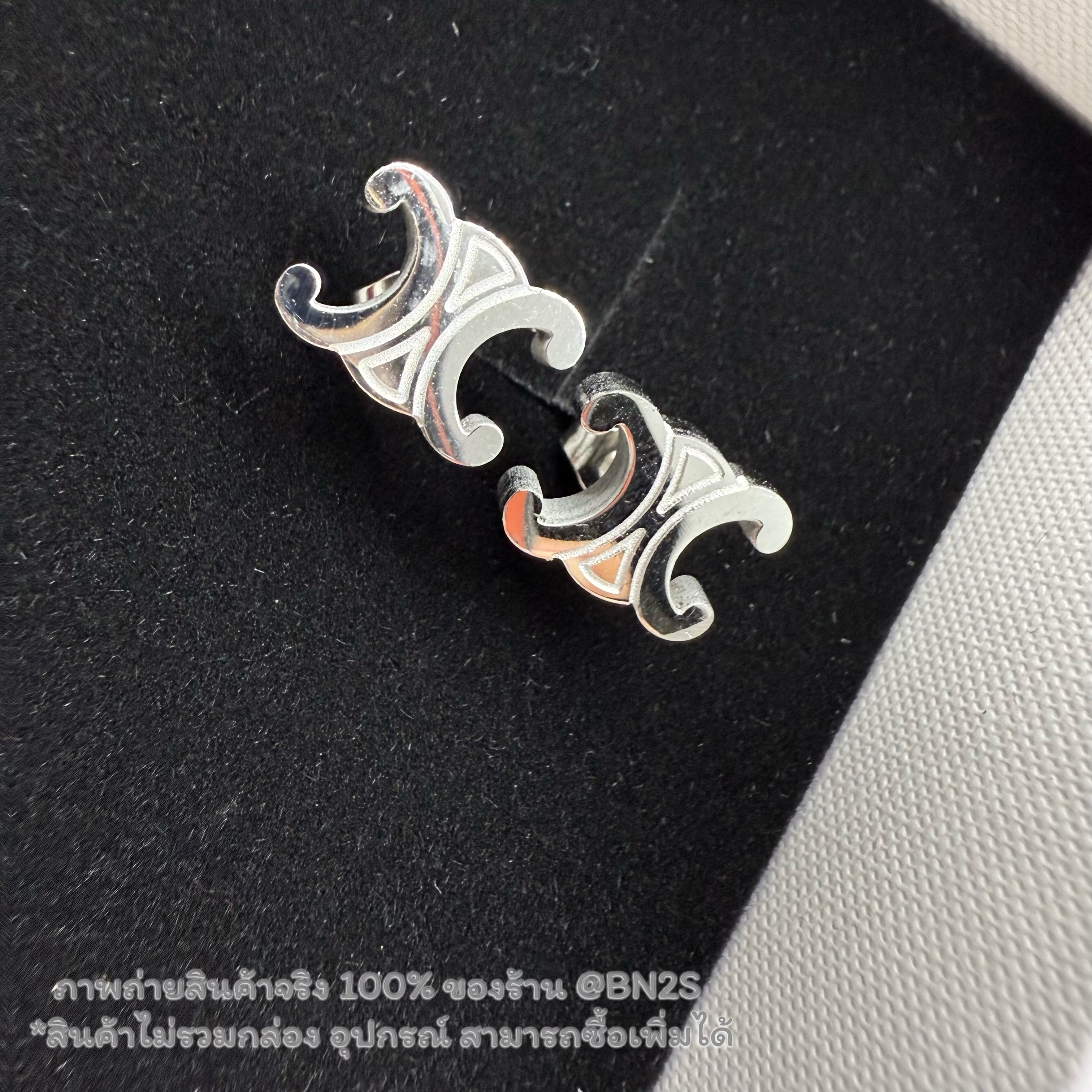 สีเงิน | CL TRI0MPHE STUDS EARRINGS ต่างหูซีลีน สตั๊ดโลโก้ทรีออม อะไหล่สีเงิน/ทอง งานสวยงานแวววาว พร้อมส่งในไทย สีเงิน /ทอง ไม่มีกล่อง อุปกรณ์