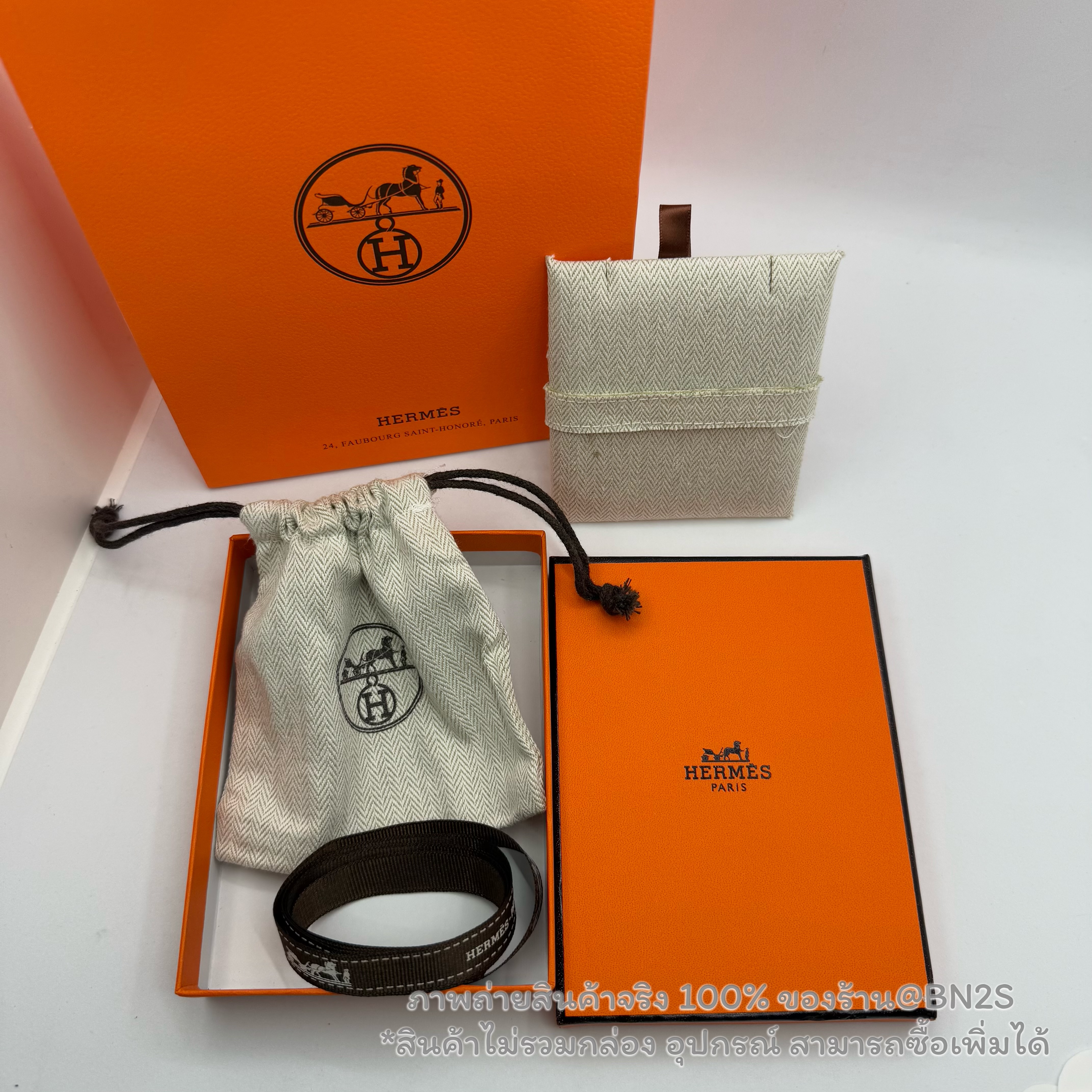 ชุดกล่องใส่เครื่องประดับ ถุงกระดาษ Hermes ประกอบไปด้วย ถุงกระดาษ ขนาด 21x17 cm. กล่อง พร้อมที่รองผ้ากำมะหยี่ ขนาด 10x9.5 cm.