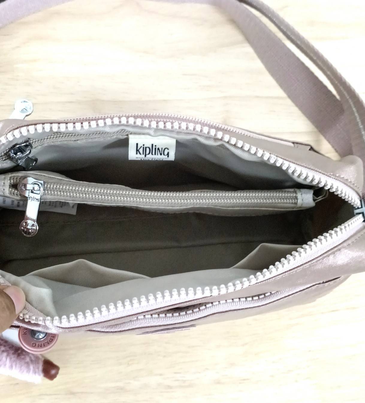 KIPLING คิปลิ้ง K16217 Seoul up sling bag คิปลิง กระเป๋าสะพายไหล่