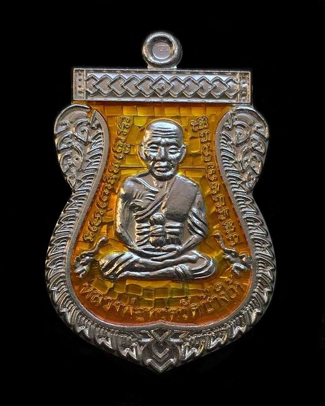 เหรียญเสมาหลวงพ่อทวด วัดช้างให้ รุ่นเลื่อนสมณศักดิ์ ๔๙ จัดสร้างปี ๒๕๕๓ เนื้อเงินลงยาสีเหลือง หมายเลข ๘๔๗ เลียมทองคำพร้อมใช้ และบัตรรับรองพระแท้