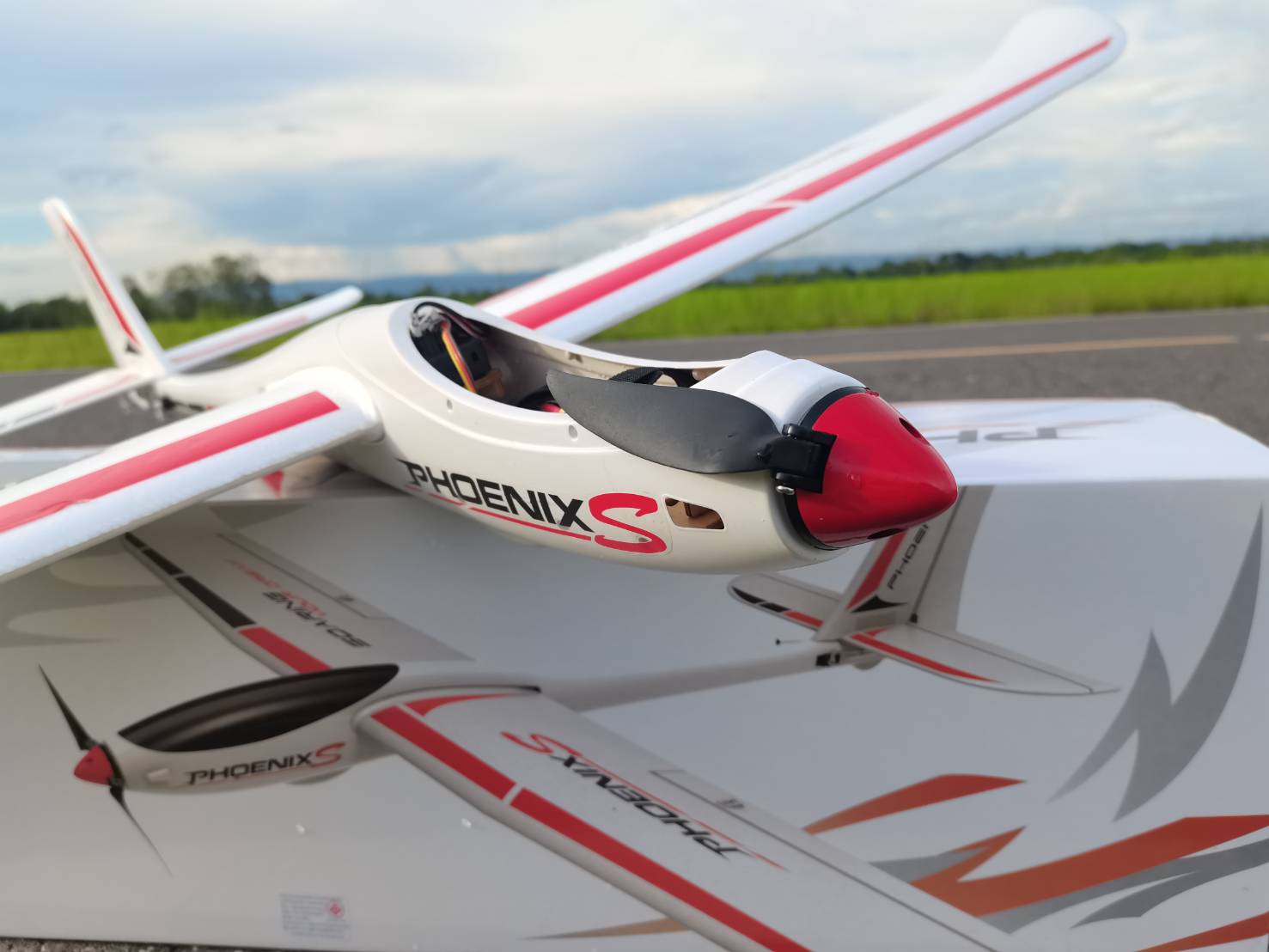 เครื่องร่อนลำยัก Volantex RC Phoenix 1.6m Glider ( V742-6 2.4GHZ 4CH สินค้าลำใหญ่บินดีมากๆ )มีระบบควบคุมการบินที่ดีเยี่ยม เหมาะกับคนชอบบินนานๆ แบตเตอร์รี่ 7.4V 1500 MA/H พร้อมชุดชร์าจ