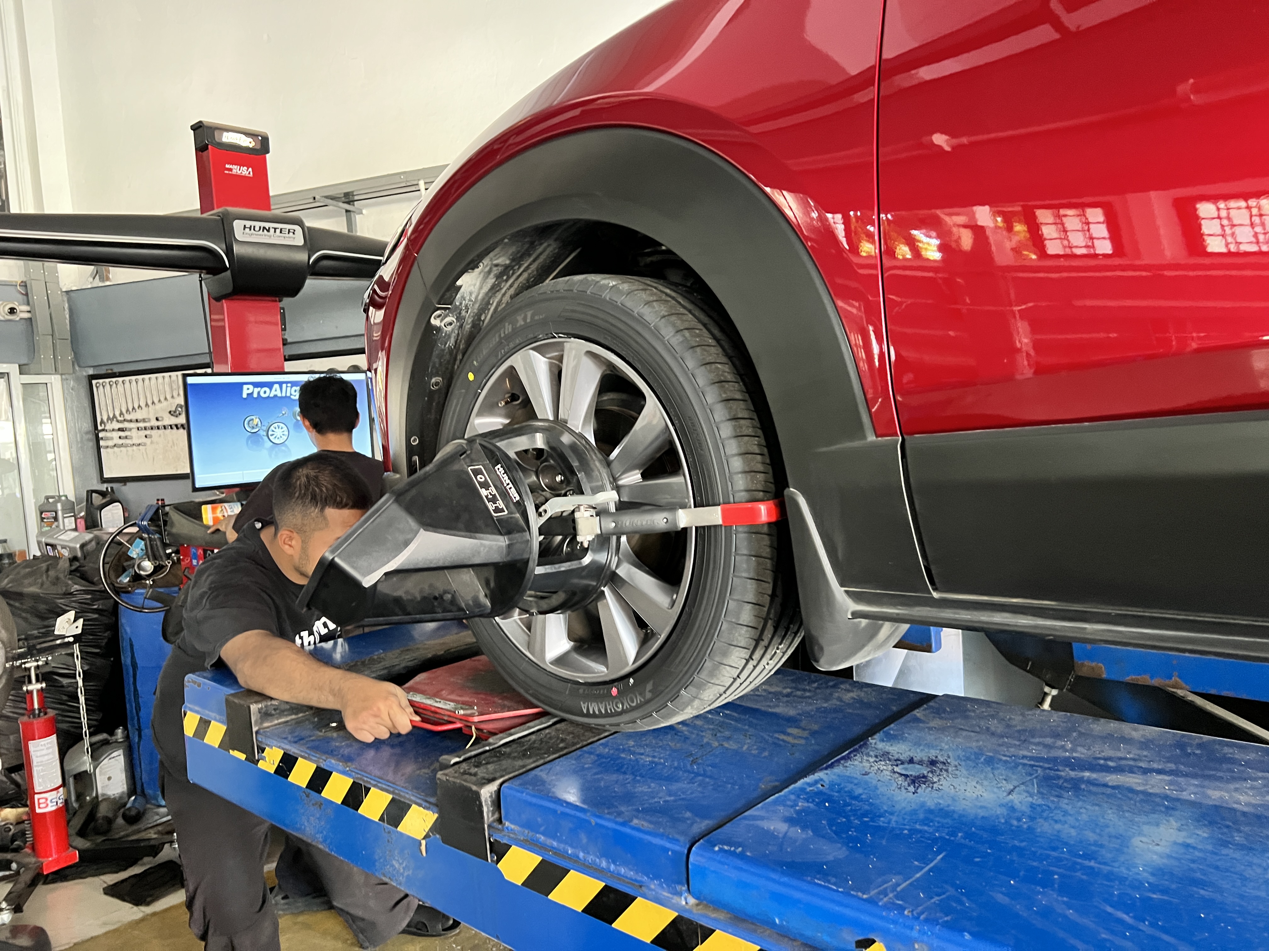 MAZDA CX30 เปลี่ยนยางรถยนต์เน้นใช้งานในชีวิตประจำวัน ต้องการยางนุ่มหนึบ บังคับเลี้ยวคม ปลอดภัย [+] YOKOHAMA BLUEARTH URBAN SUV XT AE61 [+] ขนาด 215/50R18 โปรโมชั่นราคาพิเศษ ติดต่อสอบถามเพิ่มเติม โทร : 08-6569-1915 บุ๊ก และทีมงาน ยินดีต้อนรับครับ 𝙊𝙪𝙧 𝙎𝙚𝙧𝙫𝙞𝙘𝙚 บริการทางร้าน เรารับทำอะไรบ้าง 🔧 ติดตั้งยางแบบไร้รอย 100% 🔧 บริการสลับยาง ตามอายุ 🔧 มียางรถยนต์ทุกยี่ห้อให้เลือกซื้อ 🔧 เช็คช่วงล่าง แก้ปัญหาให้ตรงจุด 🔧 บริการล้างลิ้นปีกผีเสื้อ 🔧 บริการเช็คระยะรถยนต์ 🔧 เปลี่ยนถ่ายของเหลวทั้งระบบ 🔧 ตั้งศูนย์ด้วยเครื่อง HUNTER นำเข้าจาก USA #รถยนต์มีปัญหาไม่รู้ต้องแก้ตรงไหน ทางเรายินดี ตรวจหาปัญหาและหาวิธีแก้ บอกลูกค้าก่อนลงมือทำเสมอราคาเป็นธรรมไม่เอาเปรียบ สบายใจคุณลูกค้า ---------------------------------- ดูแลให้คำปรึกษาทุกปัญหาคาใจ ไม่ทิ้งลูกค้า มีบริการหลังการขาย 【ให้ผู้เชี่ยวชาญของเรา ดูแลรถคุณ】 ร้านยางเจริญรุ่งเรือง ยินดีต้อนรับครับ #ยางรถยนต์ #yokohama #bluearth #ae61 #urbansuv