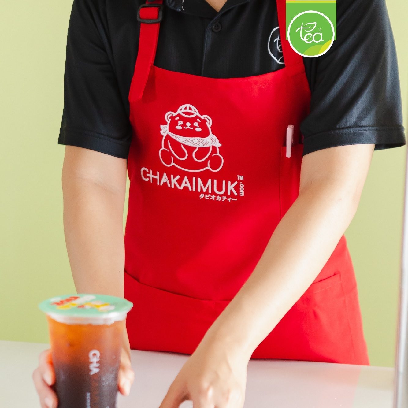 ผ้ากันเปื้อน Ckakaimuk 2024 ผ้า โซล่อน ปักโลโก้ น้องหมี ชาไข่มุก ทรงเต็มตัว ฟรีไซส์ บรรจุ 1 ชิ้น