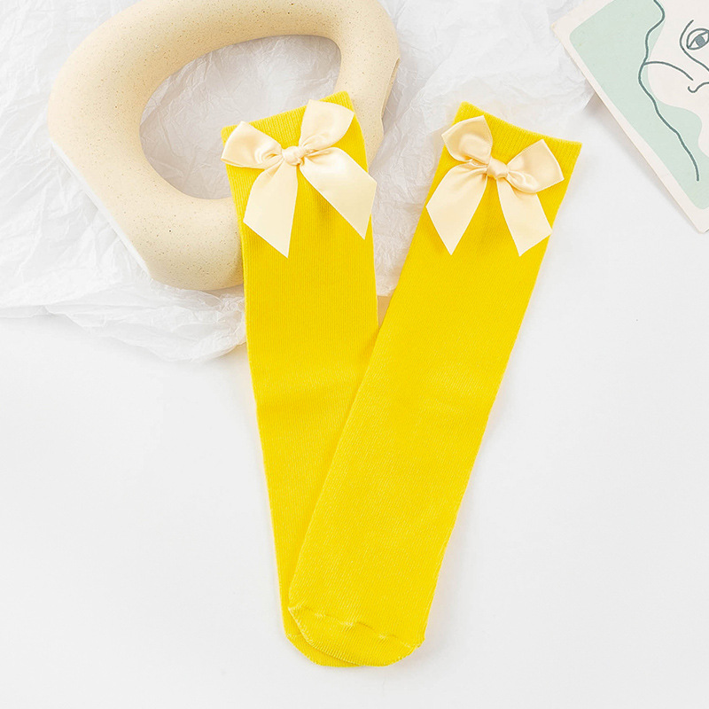 ถุงเท้ายาวเด็กผู้หญิงสีแดง(ไวน์) สีขาว สีเขียวเข้ม สีชมพู สีดำ สีม่วงเข้ม สีเหลือง ติดโบว์น่ารัก สดใส สไตล์แฟชั่นเกาหลี ขนาดแบบฟรีไซส์ ยาว 28 cm.