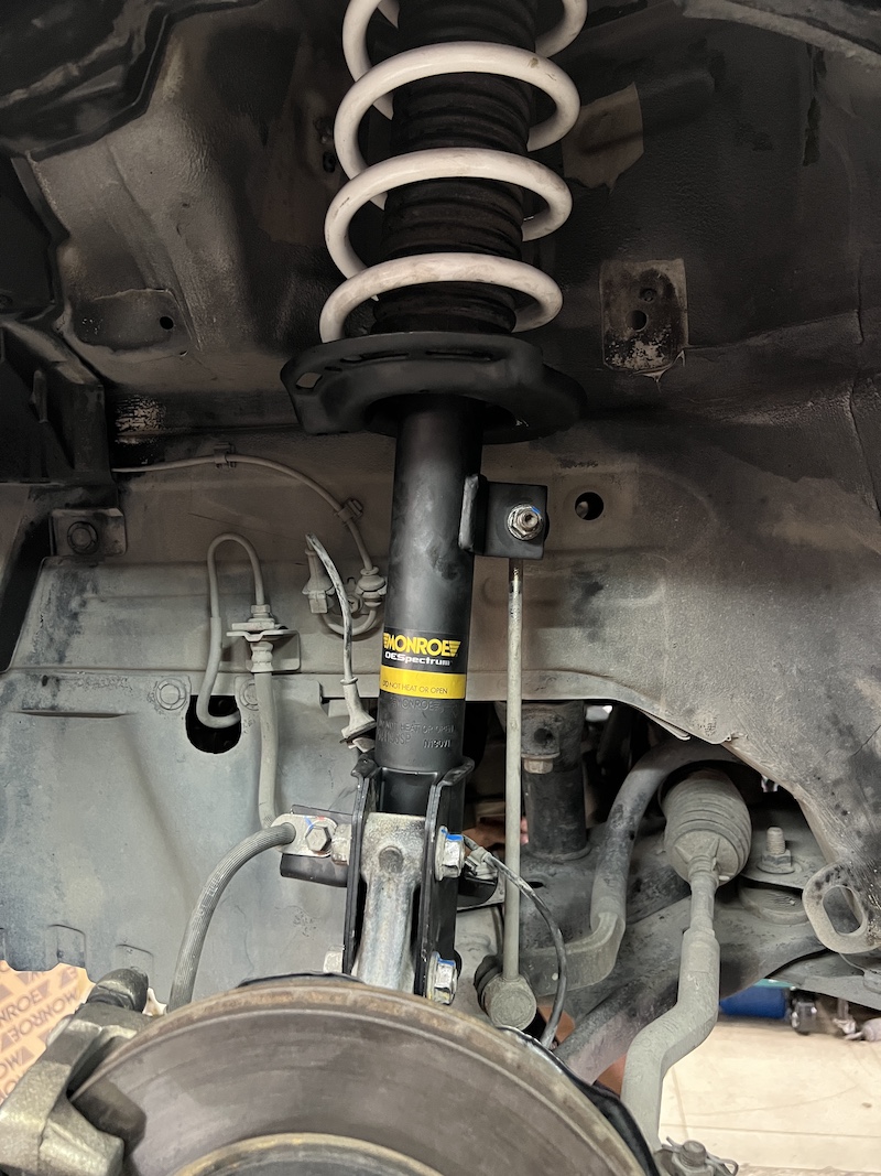 Suzuki Swift 1.2 | โช้ค Monroe OE Spectrum + สปริง YSS Comfort + ยาง Potenza RE005 | จบปัญหาสั่น/ดีด - ยางเจริญรุ่งเรือง นนทบุรี ใครใช้ Suzuki Swift 1.2 (ปี 2014) แล้วเจอปัญหาครบวงจร ทั้งช่วงล่าง แข็ง/ดีด, รถสั่น เวลาออกตัว, และถึงเวลาเปลี่ยนยางชุดใหม่... เราจัดเต็มชุดฟื้นฟู Performance และ Comfort ให้กลับมาสมบูรณ์แบบแล้วครับ! เราจัดชุดใหญ่! ฟื้นฟูสมรรถนะและความสบายแบบครบวงจร! ✅ โช้คอัพ Monroe OE Spectrum + สปริง YSS Comfort: ชุด Comfort Hybrid ที่ให้ความ นุ่มนวลสูง ลดอาการดีดของรถเล็กได้อย่างชัดเจน ✅ ยางรองแท่นเครื่องแท้ 3 จุด: แก้ปัญหาอาการ สั่น ของเครื่องยนต์ ให้รถกลับมานิ่งสนิท ✅ ยาง Bridgestone Potenza RE005 (195/55R15): ยางสมรรถนะสูงที่เน้นการ ยึดเกาะถนน และ ความแม่นยำในการขับขี่ ✅ จบครบทุกขั้นตอน: ติดตั้งอะไหล่และยางใหม่ทั้งหมด พร้อมบริการ ตั้งศูนย์ (Hunter) ที่แม่นยำ สิ่งที่จะได้รับหลังจากเข้ารับบริการ: รถนิ่งสนิท: หายขาดจากอาการสั่นของเครื่องยนต์ ขับสบาย มั่นใจ: ช่วงล่างนุ่มขึ้น แต่เกาะถนนด้วยยาง Potenza ที่ยอดเยี่ยม ความปลอดภัยเต็มพิกัด: ทุกชิ้นส่วนทำงานสมบูรณ์แบบ 100% 👉 อย่าทนกับอาการสั่น! แวะมาให้เราตรวจเช็กและอัปเกรดความมั่นใจวันนี้ครับ 📌 สอบถามข้อมูลเพิ่มเติม หรือนัดหมายเข้ารับบริการ ☎️ : 08-6569-1915 ☎️ : 08-6544-5963 💬 Line id : @88rw 📍 Location : https://goo.gl/maps/HrNUAZXPN94KvxZ98 🌐 Facebook : https://www.facebook.com/88rwtire #Suzuki #Swift #Monroe #YSS #Bridgestone #Potenza #ยางรองแท่นเครื่อง #ช่วงล่าง #โช้คอัพ #ยางเจริญรุ่งเรือง #นนทบุรี #งามวงศ์วาน #ตั้งศูนย์ #ร้านซ่อมช่วงล่างดีๆใกล้ฉัน