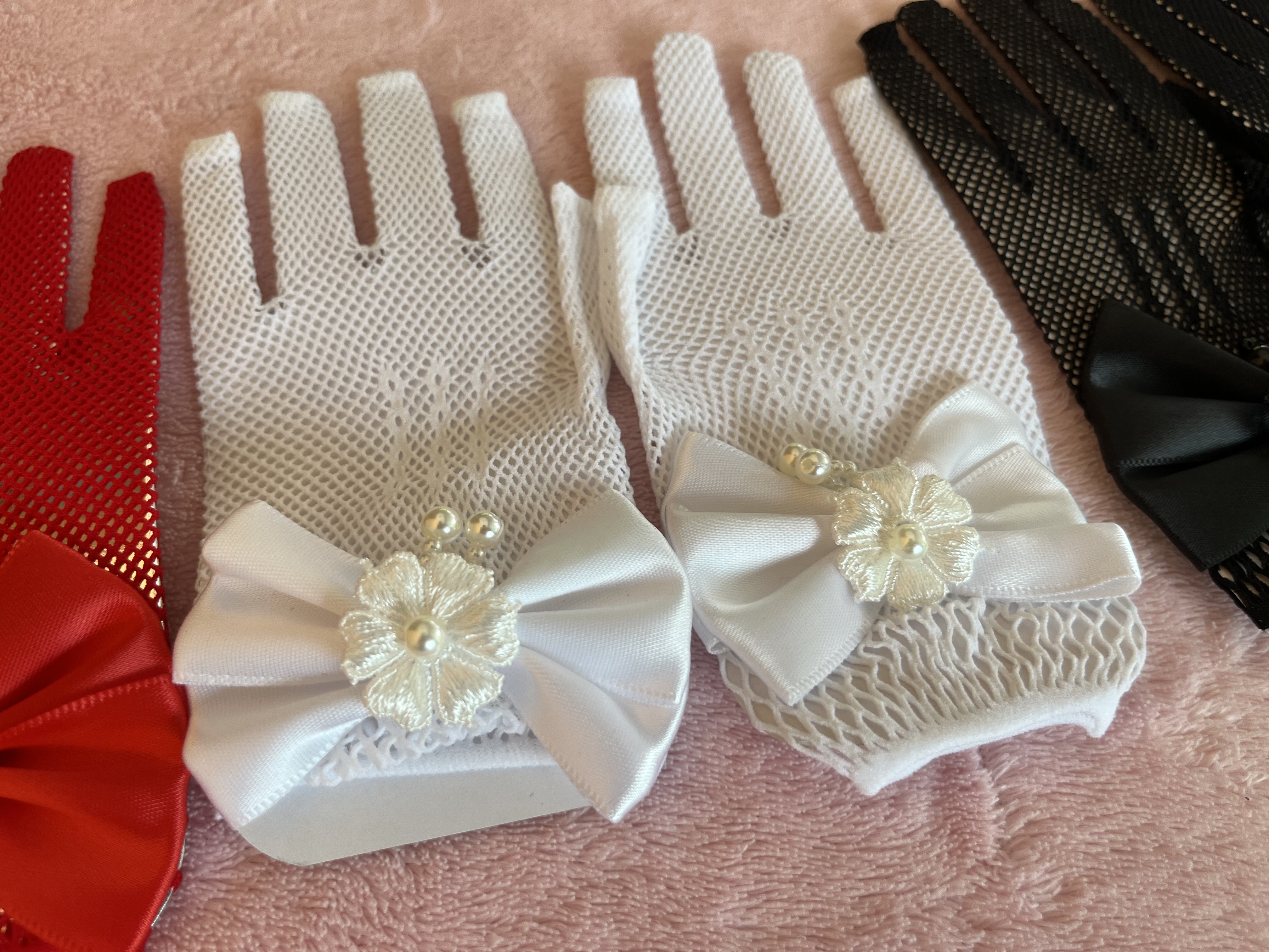 ถุงมือเด็กออกงานสีขาวตาข่ายยืด 4-15 ขวบ แบบฟรีไซส์ แต่งโบว์สวย