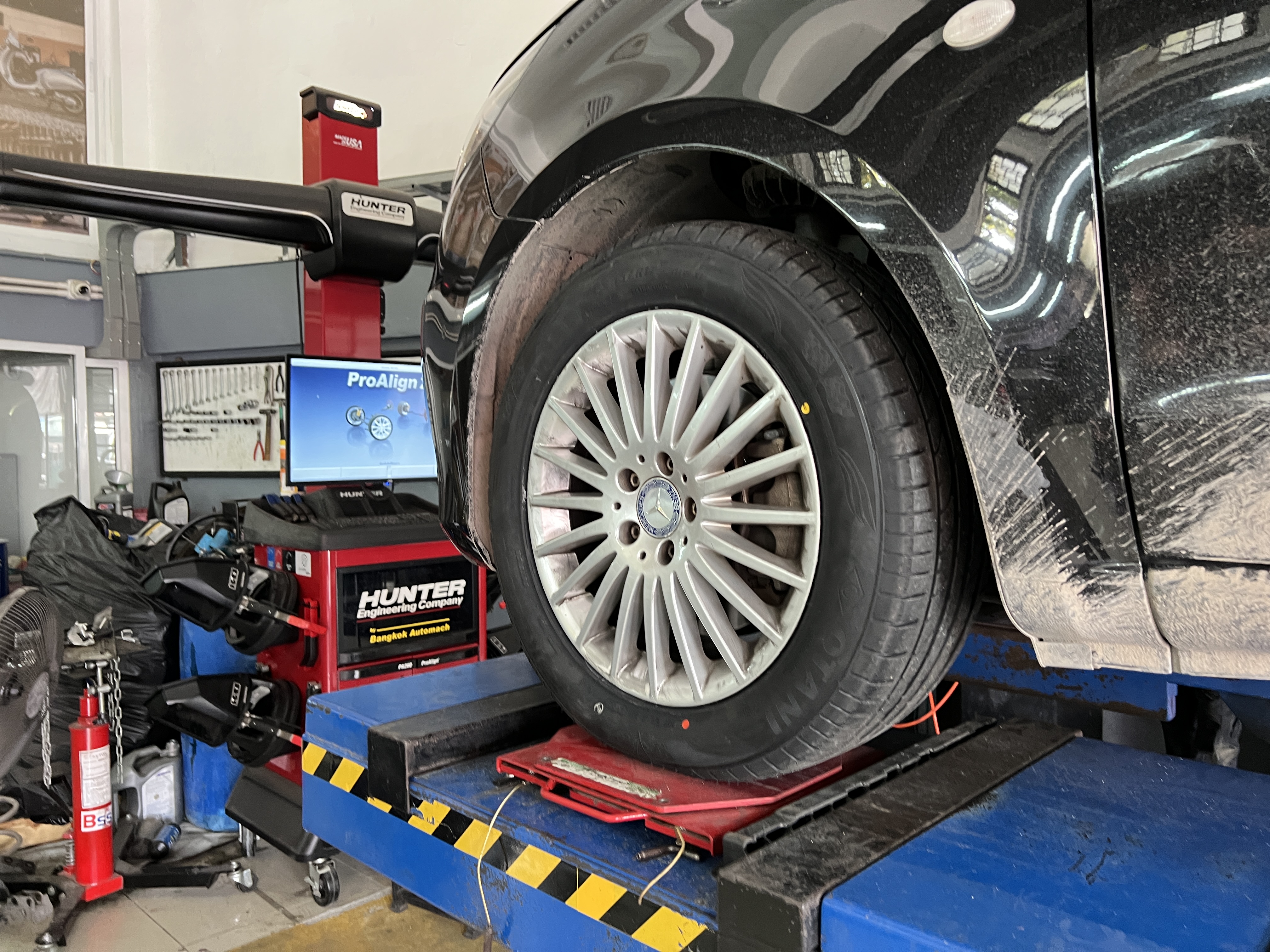 Mercedes Benz Vito เข้ารับบริการเปลี่ยนยางรถยนต์ เน้นจอด ขับระยะทางใกล้ ไม่ต้องการยางราคาสูงมาก เติมลมหนาหน่อย [+] OTANI KC2000 [+] ขนาด 225/55R17 โปรโมชั่นราคาพิเศษ ติดต่อสอบถามเพิ่มเติม โทร : 08-6569-1915 บุ๊ก และทีมงาน ยินดีต้อนรับครับ 𝙊𝙪𝙧 𝙎𝙚𝙧𝙫𝙞𝙘𝙚 บริการทางร้าน เรารับทำอะไรบ้าง 🔧 ติดตั้งยางแบบไร้รอย 100% 🔧 บริการสลับยาง ตามอายุ 🔧 มียางรถยนต์ทุกยี่ห้อให้เลือกซื้อ 🔧 เช็คช่วงล่าง แก้ปัญหาให้ตรงจุด 🔧 บริการล้างลิ้นปีกผีเสื้อ 🔧 บริการเช็คระยะรถยนต์ 🔧 เปลี่ยนถ่ายของเหลวทั้งระบบ 🔧 ตั้งศูนย์ด้วยเครื่อง HUNTER นำเข้าจาก USA #รถยนต์มีปัญหาไม่รู้ต้องแก้ตรงไหน ทางเรายินดี ตรวจหาปัญหาและหาวิธีแก้ บอกลูกค้าก่อนลงมือทำเสมอราคาเป็นธรรมไม่เอาเปรียบ สบายใจคุณลูกค้า ---------------------------------- ดูแลให้คำปรึกษาทุกปัญหาคาใจ ไม่ทิ้งลูกค้า มีบริการหลังการขาย 【ให้ผู้เชี่ยวชาญของเรา ดูแลรถคุณ】 ร้านยางเจริญรุ่งเรือง ยินดีต้อนรับครับ #ยางรถยนต์ #otani #kc2000