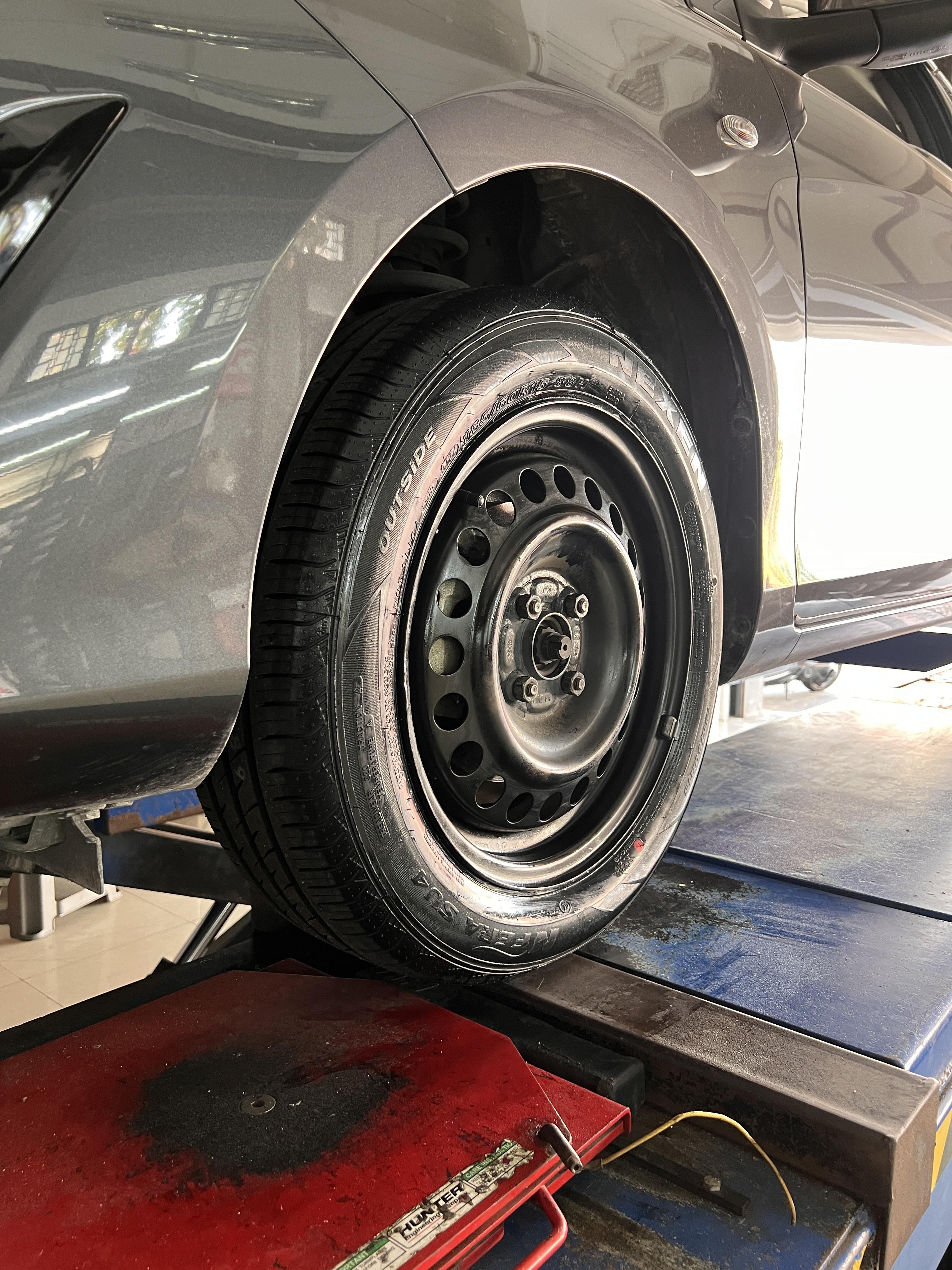 TOYOTA YARIS ATIV เข้ารับบริการเปลี่ยนยางรถยนต์ [+] NEXEN SU4 185/60R15 *เพื่อความสะดวกในการรับบริการ นัดหมายเวลาก่อนเข้ารับบริการทุกครั้งครับ 𝙊𝙪𝙧 𝙎𝙚𝙧𝙫𝙞𝙘𝙚 บริการทางร้านเรารับทำอะไรบ้าง 🔧 มียางรถยนต์ทุกยี่ห้อให้เลือกซื้อ 🔧 โช้คอัพ สปริง 🔧 เช็คช่วงล่าง แก้ปัญหาให้ตรงจุด 🔧 ติดตั้งยางแบบไร้รอย 100% 🔧 บริการสลับยาง ตามอายุ 🔧 บริการล้างลิ้นปีกผีเสื้อ 🔧 บริการเช็คระยะรถยนต์ 🔧 เปลี่ยนถ่ายของเหลวทั้งระบบ 🔧 ตั้งศูนย์ด้วยเครื่อง HUNTER นำเข้าจาก USA สอบถามข้อมูลเพิ่มเติม หรือนัดหมายเข้ารับบริการ ☎️ : 08-6569-1915 ☎️ : 08-6544-5963 Line id : @88rw Tiktok : https://www.tiktok.com/@88rwycrr Youtube : https://youtube.com/@88rw Facebook : https://www.facebook.com/88rwtire Location : https://goo.gl/maps/HrNUAZXPN94KvxZ98?coh=178573&entry=tt #รถยนต์มีปัญหาไม่รู้ต้องแก้ตรงไหน ทางเรายินดี ตรวจหาปัญหาและหาวิธีแก้ บอกลูกค้าก่อนลงมือทำเสมอราคาเป็นธรรมไม่เอาเปรียบ สบายใจคุณลูกค้า ร้านยางเจริญรุ่งเรือง ยินดีต้อนรับครับ