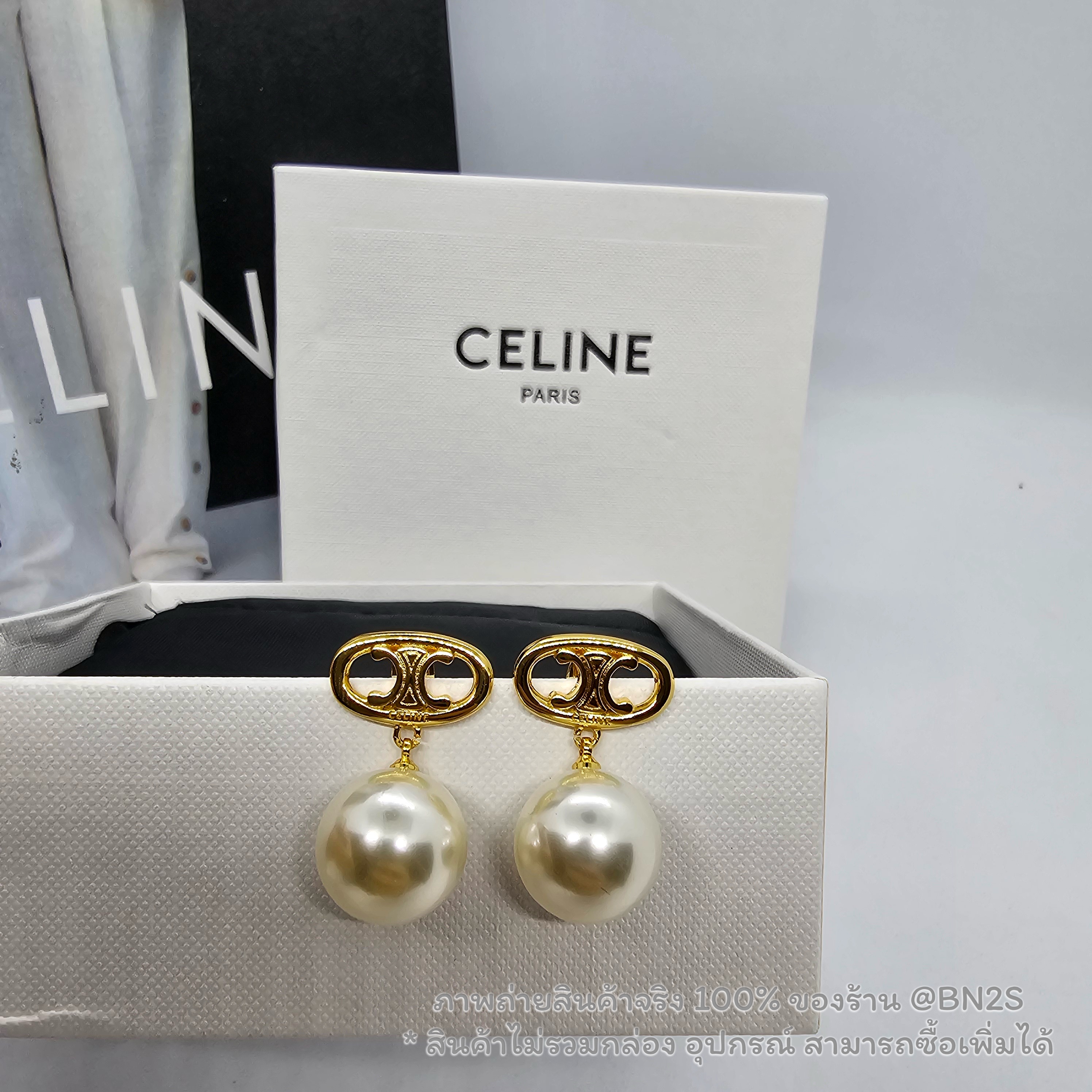 (ออริ) CL T PEARL EARRINGS IN BRASS WITH GOLD FINISH AND GLASS PEARLS ต่างหูซีลีน ห้อยด้วยไข่มุก งานสวย ไม่ลอกไม่ดำ ไม่รวมกล่อง / มีถุงซิปล็อค ถุงกระดาษให้