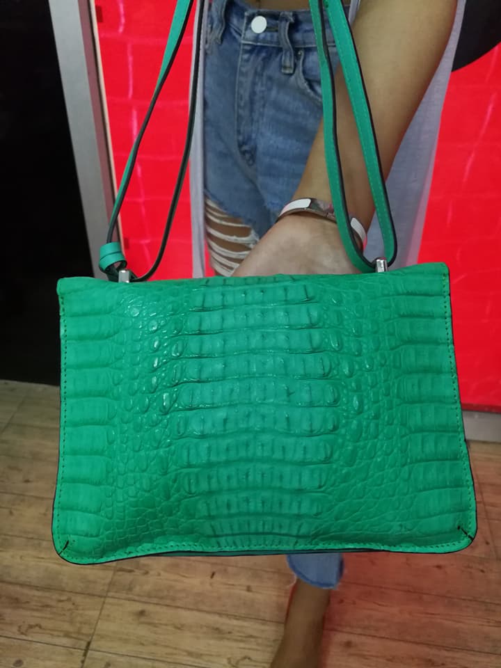 กระเป๋าสะพายหนังจระเข้แท้ สีเขียว รหัส CRW1217H-02-GR1