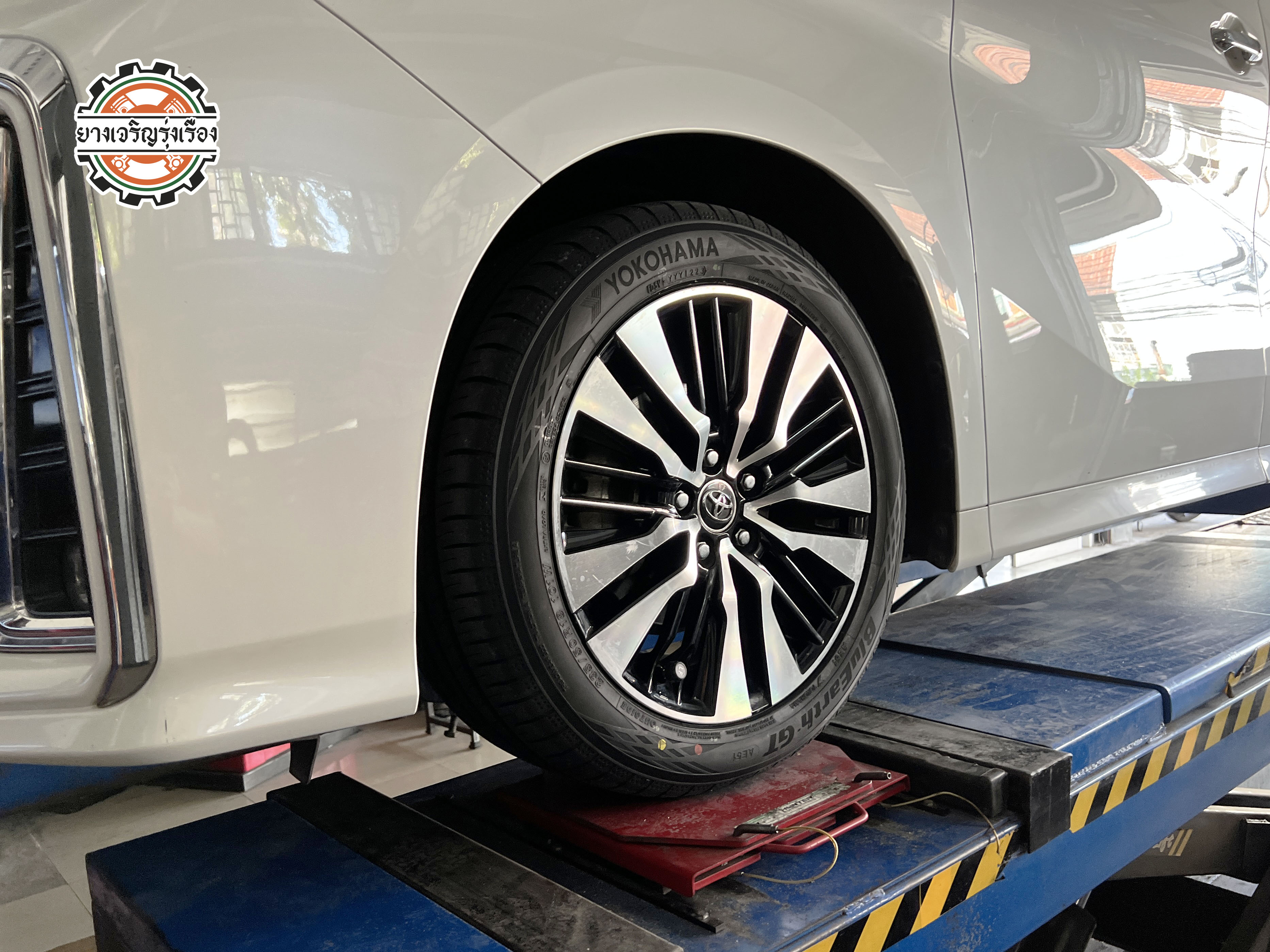 Toyota Alphard แฟนเพจเข้ารับบริการเปลี่ยนโช๊คอัพรถยนต์ และยางรถยนต์ได้รอบเปลี่ยนชุดใหม่ จัดครบพร้อมบริการติดตั้ง set up ตั้งศูนย์แมชชิ่ง ขับเนียนๆ คันนี้ต้องการเปลี่ยนโช๊คอัพเน้นใช้งานทั่วไป อยากได้แบบไม่แข็งมากและต้องการความนุ่มหนึบ แก้ไขอาการย้วยด้านท้าย ต้องการยางรถยนต์ที่เกาะถนนและรีดน้ำดี เข้าโค้งมั่นใจ [+] Monroe oe spectrum เซ็ทโช๊คอัพหน้าหลัง [+] Yokohama Blue Earth AE51 101W [+] พร้อมบริการติดตั้ง + Set up ให้เหมาะกับยาง [+] ขับสนุกด้วยบริการ ตั้งศูนย์ละเอียดให้เหมาะกับการใช้งานและลักษณะของช่วงล่าง 𝙊𝙪𝙧 𝙎𝙚𝙧𝙫𝙞𝙘𝙚 บริการทางร้าน เรารับทำอะไรบ้าง 🔧 ติดตั้งยางแบบไร้รอย 100% 🔧 บริการสลับยาง ตามอายุ 🔧 มียางรถยนต์ทุกยี่ห้อให้เลือกซื้อ 🔧 เช็คช่วงล่าง แก้ปัญหาให้ตรงจุด 🔧 บริการล้างลิ้นปีกผีเสื้อ 🔧 บริการเช็คระยะรถยนต์ 🔧 เปลี่ยนถ่ายของเหลวทั้งระบบ 🔧 ตั้งศูนย์ด้วยเครื่อง HUNTER นำเข้าจาก USA สอบถามข้อมูลเพิ่มเติม หรือนัดหมายเข้ารับบริการ Tel : 08-6569-1915 Tel : 08-6544-5963 Line id : @88rw Tiktok : https://www.tiktok.com/@88rwycrr Youtube : https://youtube.com/@88rw Facebook : https://www.facebook.com/otaninon Location : https://goo.gl/maps/HrNUAZXPN94KvxZ98?coh=178573&entry=tt #รถยนต์มีปัญหาไม่รู้ต้องแก้ตรงไหน ทางเรายินดี ตรวจหาปัญหาและหาวิธีแก้ บอกลูกค้าก่อนลงมือทำเสมอราคาเป็นธรรมไม่เอาเปรียบ สบายใจคุณลูกค้า ---------------------------------- ดูแลให้คำปรึกษาทุกปัญหาคาใจ ไม่ทิ้งลูกค้า มีบริการหลังการขาย 【ให้ผู้เชี่ยวชาญของเรา ดูแลรถคุณ】 ร้านยางเจริญรุ่งเรือง ยินดีต้อนรับครับ ---------------------------------- #โช๊คอัพรถยนต์ #monroe #yss #kayaba #profender #ร้านยางเจริญรุ่งเรือง #นนทบุรี #งามวงศ์วาน #amsfix #บริการช่วงล่างรถยนต์ #ซ่อมบำรุงช่วงล่าง #เซทอัพโช๊คอัพรถยนต์