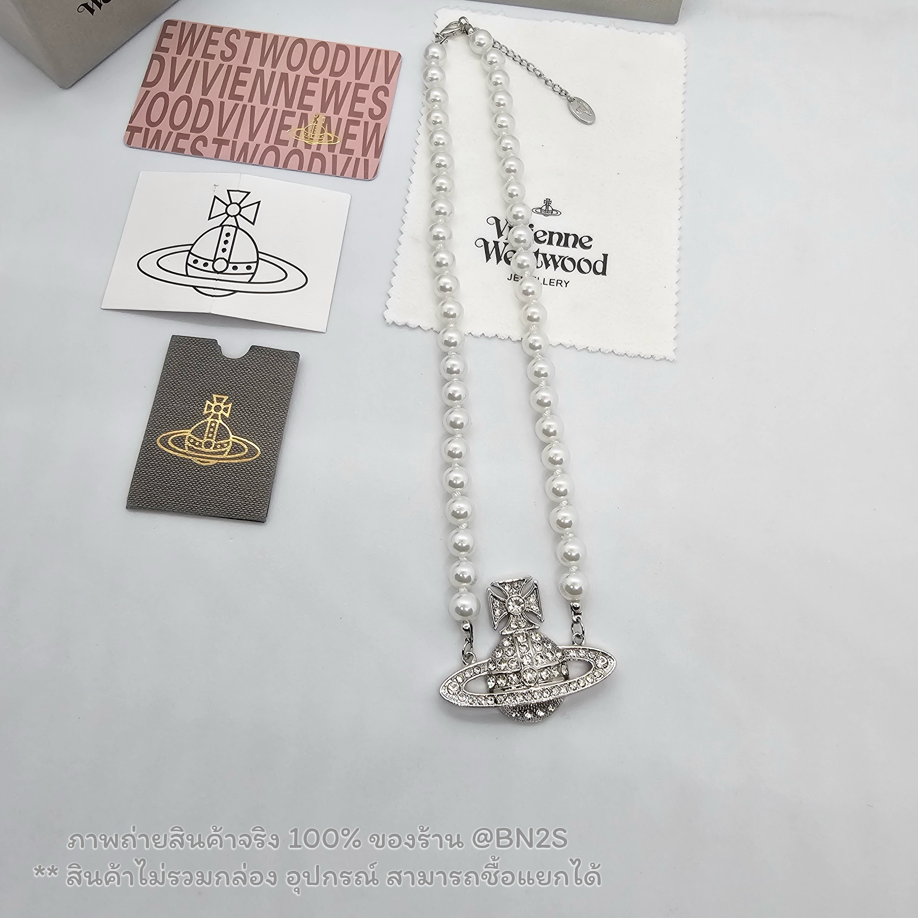 สีเงิน | Vivienne Westwood One Row Pearl Bas Relief Choker สร้อยไข่มุกวิเวียน จี้ตัวใหญ่ งานสวย ปั๊มหลัง อะไหล่สีทอง ไข่มุกมัดปม ตามแบบของแท้
