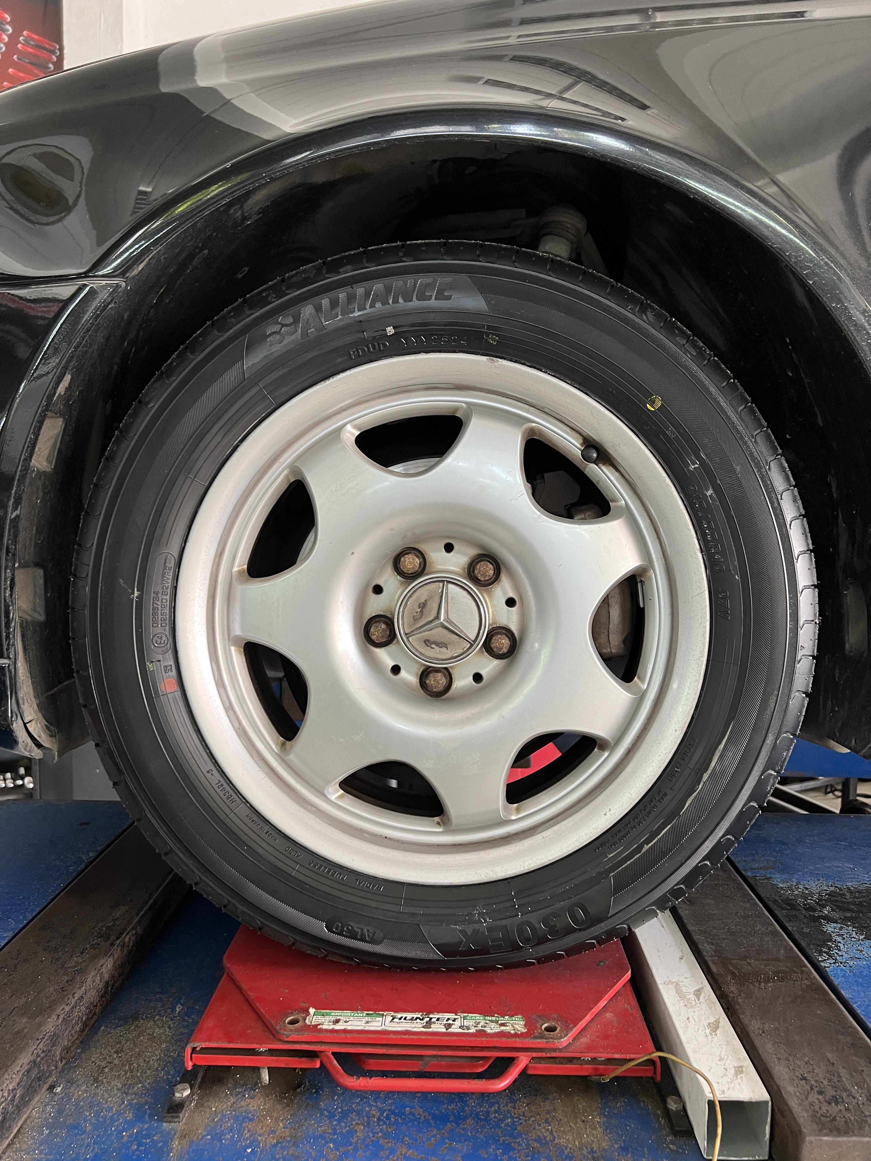 MERCEDES BENZ เปลี่ยนยางรถยนต์ [+] ALLIANCE AL30 215/55R16 *นัดหมายก่อนเข้ารับบริการ เพื่อความรวดเร็วครับ 𝙊𝙪𝙧 𝙎𝙚𝙧𝙫𝙞𝙘𝙚 บริการทางร้านเรารับทำอะไรบ้าง 🔧 มียางรถยนต์ทุกยี่ห้อให้เลือกซื้อ 🔧 โช้คอัพ สปริง 🔧 เช็คช่วงล่าง แก้ปัญหาให้ตรงจุด 🔧 ติดตั้งยางแบบไร้รอย 100% 🔧 บริการสลับยาง ตามอายุ 🔧 บริการล้างลิ้นปีกผีเสื้อ 🔧 บริการเช็คระยะรถยนต์ 🔧 เปลี่ยนถ่ายของเหลวทั้งระบบ 🔧 ตั้งศูนย์ด้วยเครื่อง HUNTER นำเข้าจาก USA สอบถามข้อมูลเพิ่มเติม หรือนัดหมายเข้ารับบริการ ☎️ : 08-6569-1915 ☎️ : 08-6544-5963 Line id : @88rw Tiktok : https://www.tiktok.com/@88rwycrr Youtube : https://youtube.com/@88rw Facebook : https://www.facebook.com/88rwtire Location : https://goo.gl/maps/HrNUAZXPN94KvxZ98? #รถยนต์มีปัญหาไม่รู้ต้องแก้ตรงไหน ทางเรายินดี ตรวจหาปัญหาและหาวิธีแก้ บอกลูกค้าก่อนลงมือทำเสมอราคาเป็นธรรมไม่เอาเปรียบ สบายใจคุณลูกค้า ร้านยางเจริญรุ่งเรือง ยินดีต้อนรับครับ