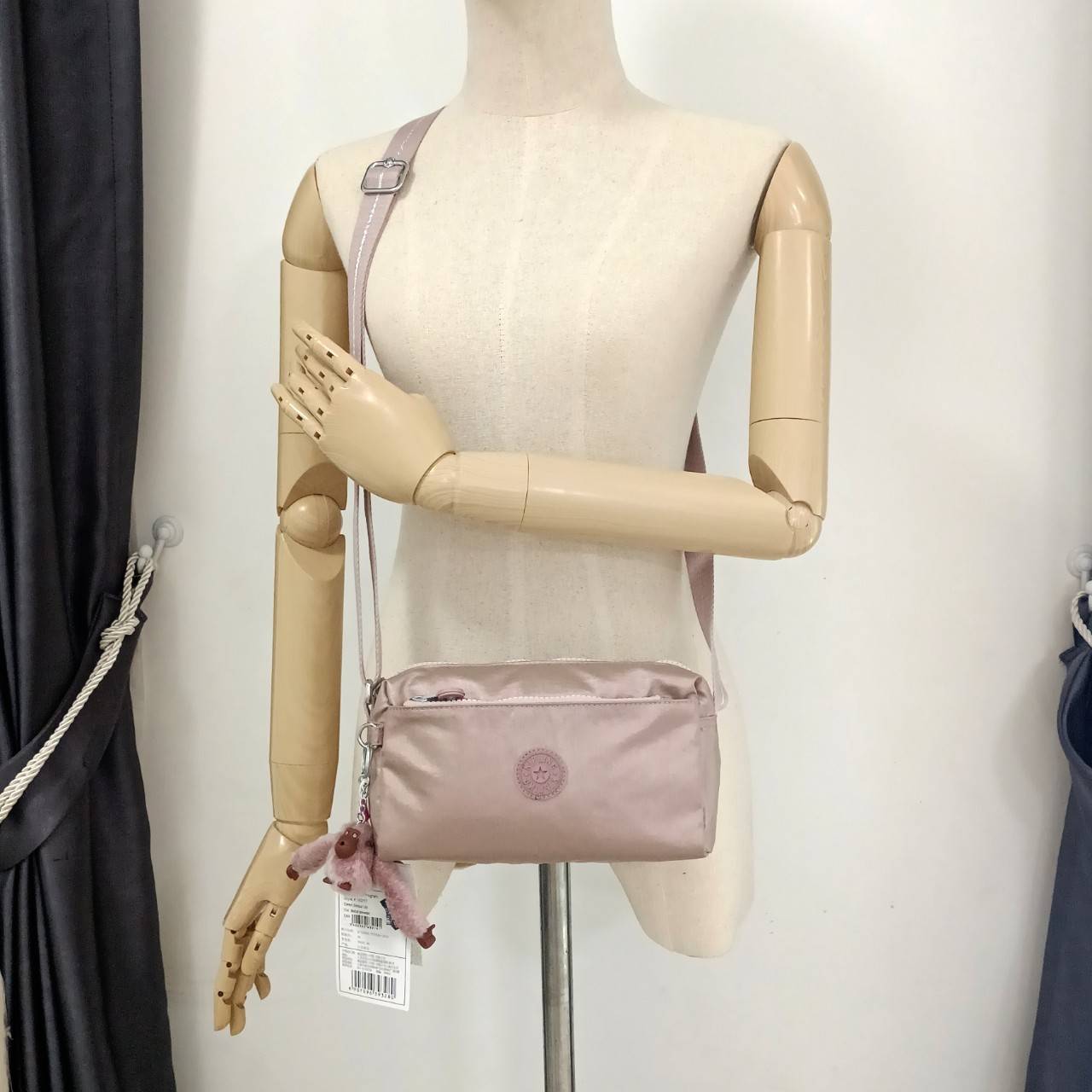 KIPLING คิปลิ้ง K16217 Seoul up sling bag คิปลิง กระเป๋าสะพายไหล่