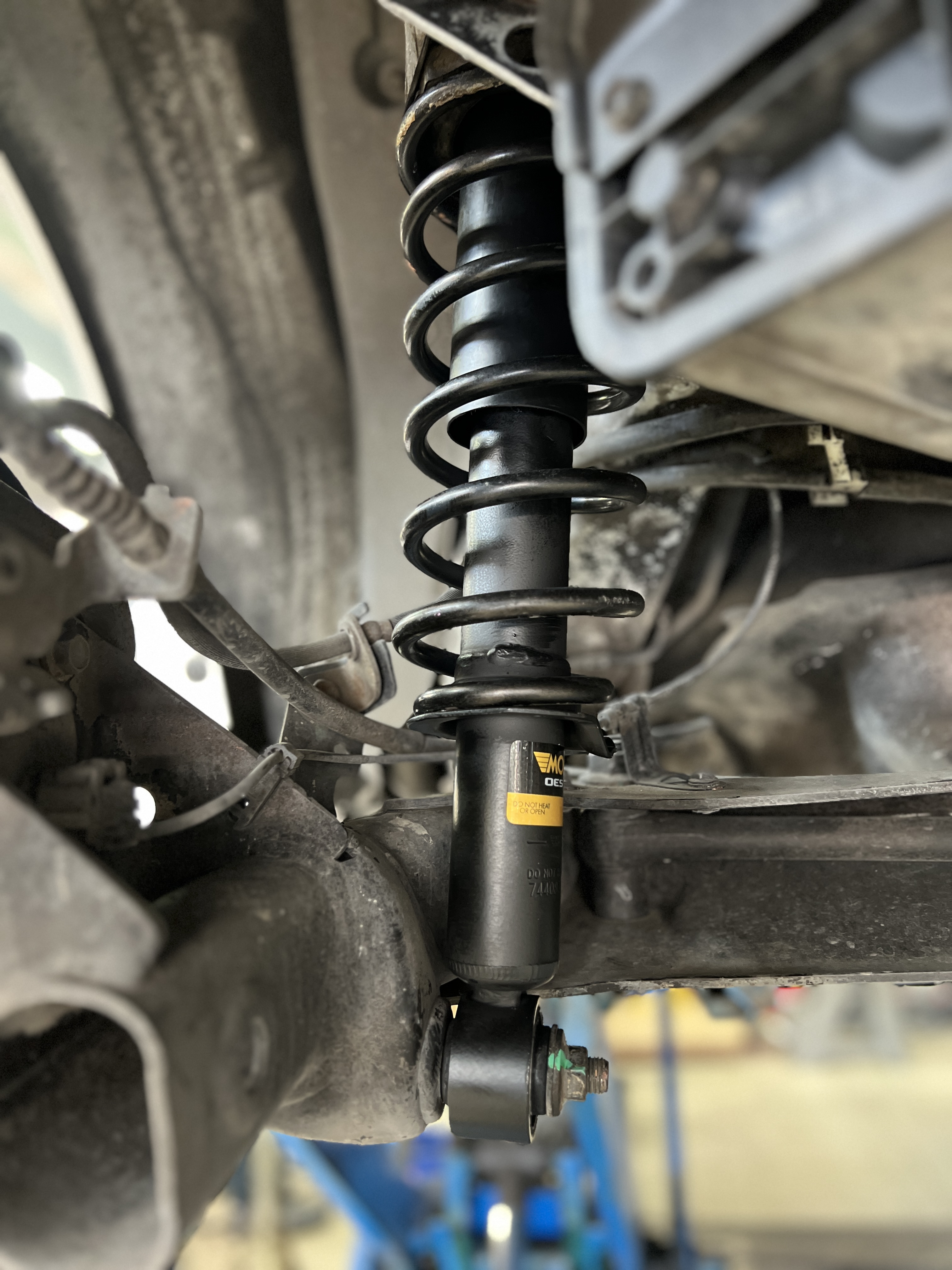 Toyota Altis 2008 | โช้คอัพ Monroe OE Spectrum | คืนฟีลลิ่งรถยุโรป นุ่มสบาย | ติดตั้งตั้งศูนย์ นนทบุรี ใครใช้ Toyota Altis (รุ่นปี 2008) แล้วฝันอยากได้ช่วงล่างที่ นุ่มนวล, ขับสบาย, และมั่นคง สไตล์รถยุโรป... โช้คอัพ Monroe OE Spectrum คือคำตอบที่ถูกค้นหามากที่สุด! ติดตั้งโช้คอัพ Monroe OE Spectrum (พร้อมอะไหล่ส่วนควบใหม่ครบชุด) สิ่งที่จะได้รับหลังจากติดตั้ง: ฟีลลิ่งแบบรถยุโรปแท้: โช้คอัพ Monroe OE Spectrum ให้ความ นุ่มนวล และยืดหยุ่นสูง ขับสบายในทุกสภาพถนน ไร้กังวลเรื่องเสียง: เทคโนโลยี ICV ช่วยลดแรงสั่นสะเทือนและเสียงรบกวนในห้องโดยสาร ทำให้การขับขี่เงียบขึ้น ความมั่นคงที่เพิ่มขึ้น: รถทรงตัวได้นิ่งขึ้น ลดอาการโคลงเคลง เข้าโค้งมั่นใจ จบครบในที่เดียว: ติดตั้งโดยทีมช่างผู้เชี่ยวชาญ พร้อมบริการ ตั้งศูนย์ (Hunter) ที่ร้าน ยางเจริญรุ่งเรือง นนทบุรี เหมาะสำหรับใคร? เจ้าของ Altis ที่ต้องการ ความสบายสูงสุด ในการขับขี่ประจำวัน ผู้ที่ต้องการอัปเกรดช่วงล่างให้ได้ฟีลลิ่ง "หนึบ นุ่ม" ที่เหนือกว่าโช้คเดิม 👉 เปลี่ยนรถคุณให้ขับขี่สนุกและสบายกว่าเดิม! นัดหมายเข้ารับบริการได้เลยครับ 📌 สอบถามข้อมูลเพิ่มเติม หรือนัดหมายเข้ารับบริการ ☎️ : 08-6569-1915 ☎️ : 08-6544-5963 💬 Line id : @88rw 📍 Location : https://goo.gl/maps/HrNUAZXPN94KvxZ98 🌐 Facebook : https://www.facebook.com/88rwtire #Toyota #Altis #Altis2008 #Monroe #OESpectrum #โช้คอัพ #ช่วงล่าง #ยางเจริญรุ่งเรือง #นนทบุรี #งามวงศ์วาน #ตั้งศูนย์ #รถยุโรป #ร้านซ่อมช่วงล่างดีๆใกล้ฉัน