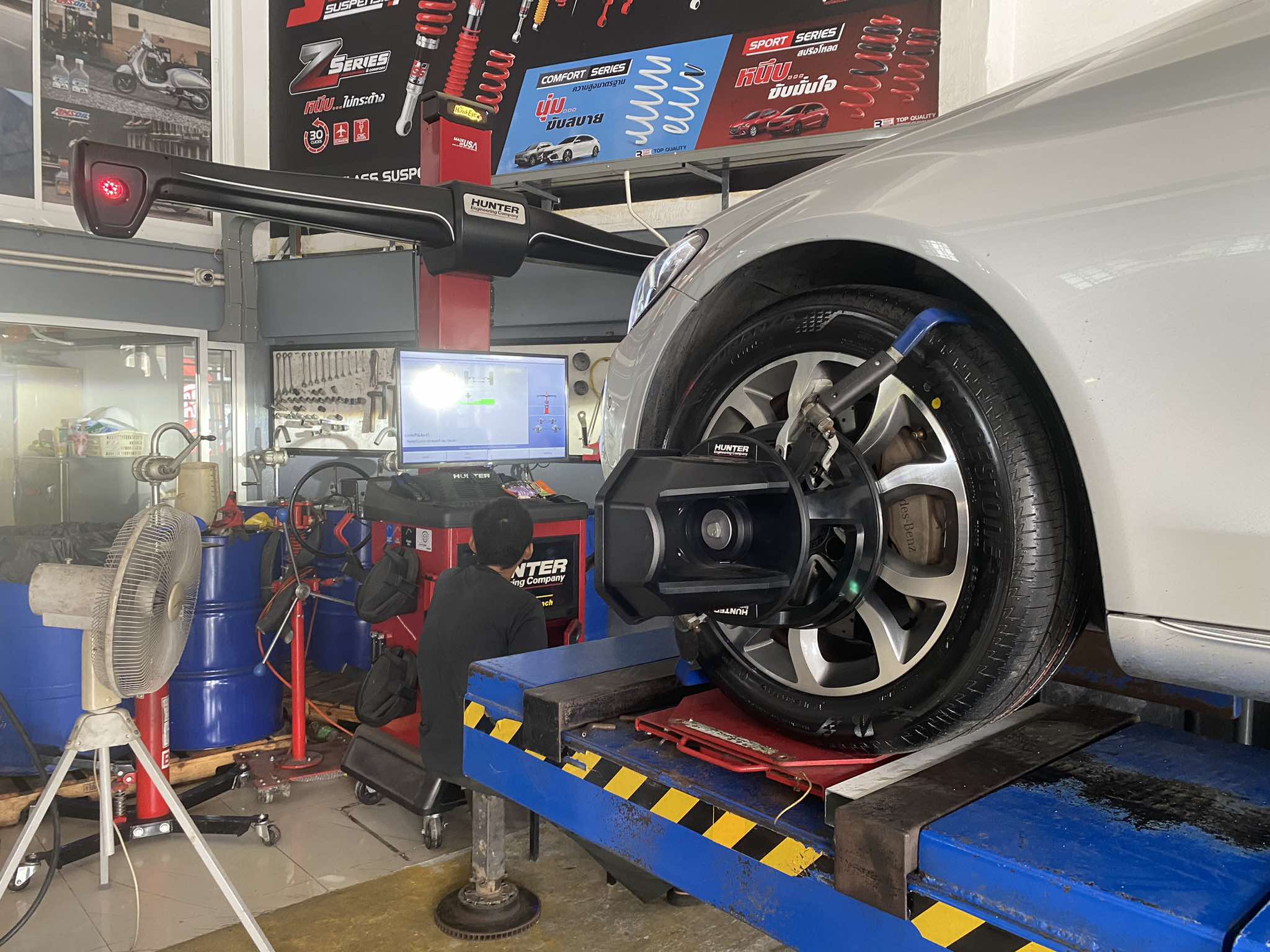 MECEDES BENZ เปลี่ยนยางรถยนต์นุ่มเงียบ ใช้งานประจำวัน [+] BRIDGESTONE TURANZA T005A 225/50R17 245/45R17 *นัดหมายก่อนเข้ารับบริการ เพื่อความรวดเร็วครับ 𝙊𝙪𝙧 𝙎𝙚𝙧𝙫𝙞𝙘𝙚 บริการทางร้านเรารับทำอะไรบ้าง 🔧 มียางรถยนต์ทุกยี่ห้อให้เลือกซื้อ 🔧 โช้คอัพ สปริง 🔧 เช็คช่วงล่าง แก้ปัญหาให้ตรงจุด 🔧 ติดตั้งยางแบบไร้รอย 100% 🔧 บริการสลับยาง ตามอายุ 🔧 บริการล้างลิ้นปีกผีเสื้อ 🔧 บริการเช็คระยะรถยนต์ 🔧 เปลี่ยนถ่ายของเหลวทั้งระบบ 🔧 ตั้งศูนย์ด้วยเครื่อง HUNTER นำเข้าจาก USA สอบถามข้อมูลเพิ่มเติม หรือนัดหมายเข้ารับบริการ ☎️ : 08-6569-1915 ☎️ : 08-6544-5963 Line id : @88rw Tiktok : https://www.tiktok.com/@88rwycrr Youtube : https://youtube.com/@88rw Facebook : https://www.facebook.com/88rwtire Location : https://goo.gl/maps/HrNUAZXPN94KvxZ98? #รถยนต์มีปัญหาไม่รู้ต้องแก้ตรงไหน ทางเรายินดี ตรวจหาปัญหาและหาวิธีแก้ บอกลูกค้าก่อนลงมือทำเสมอราคาเป็นธรรมไม่เอาเปรียบ สบายใจคุณลูกค้า ร้านยางเจริญรุ่งเรือง ยินดีต้อนรับครับ