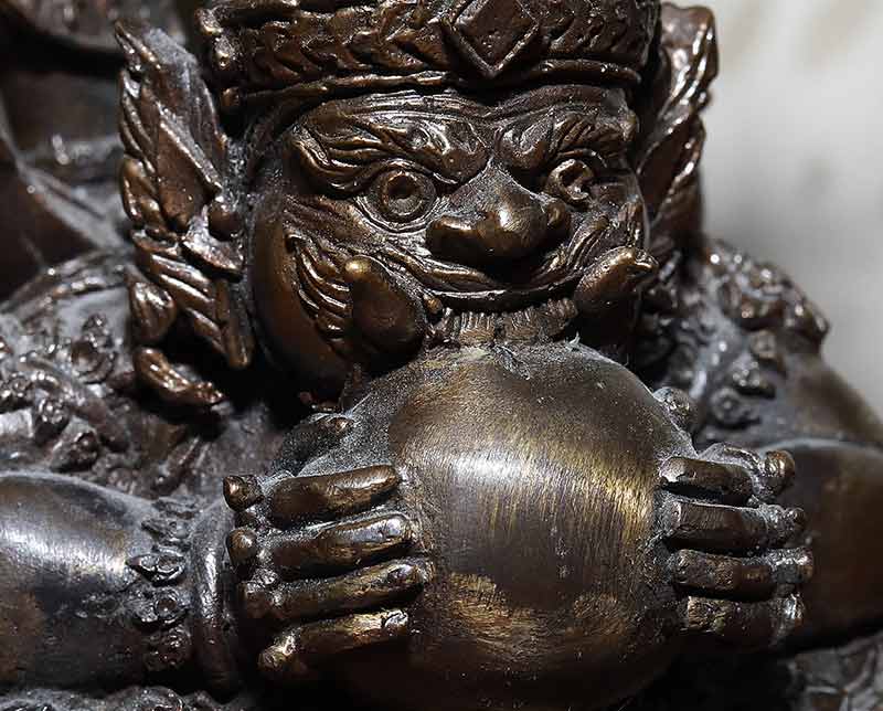 ท้าวเวสสุวรรณ เป็นราชาแห่งยักษ์ และภูตภีปีศาจทั้งหลายให้อยู่ในอำนาจพุทธกาล จตุโลกาบาลทั้งสี่ผู้ดูแลความสงบสุขทั่วพื้นพิภพ จัดสร้างโดยหลวงพ่อฟู วัดบางสมัคร ฉะเชิงเทรา ปี ๒๕๕๔ เนื้อทองเหลืองรมมันปู หมายเลข ๓๕๖ มีใบรับรอพระแท้