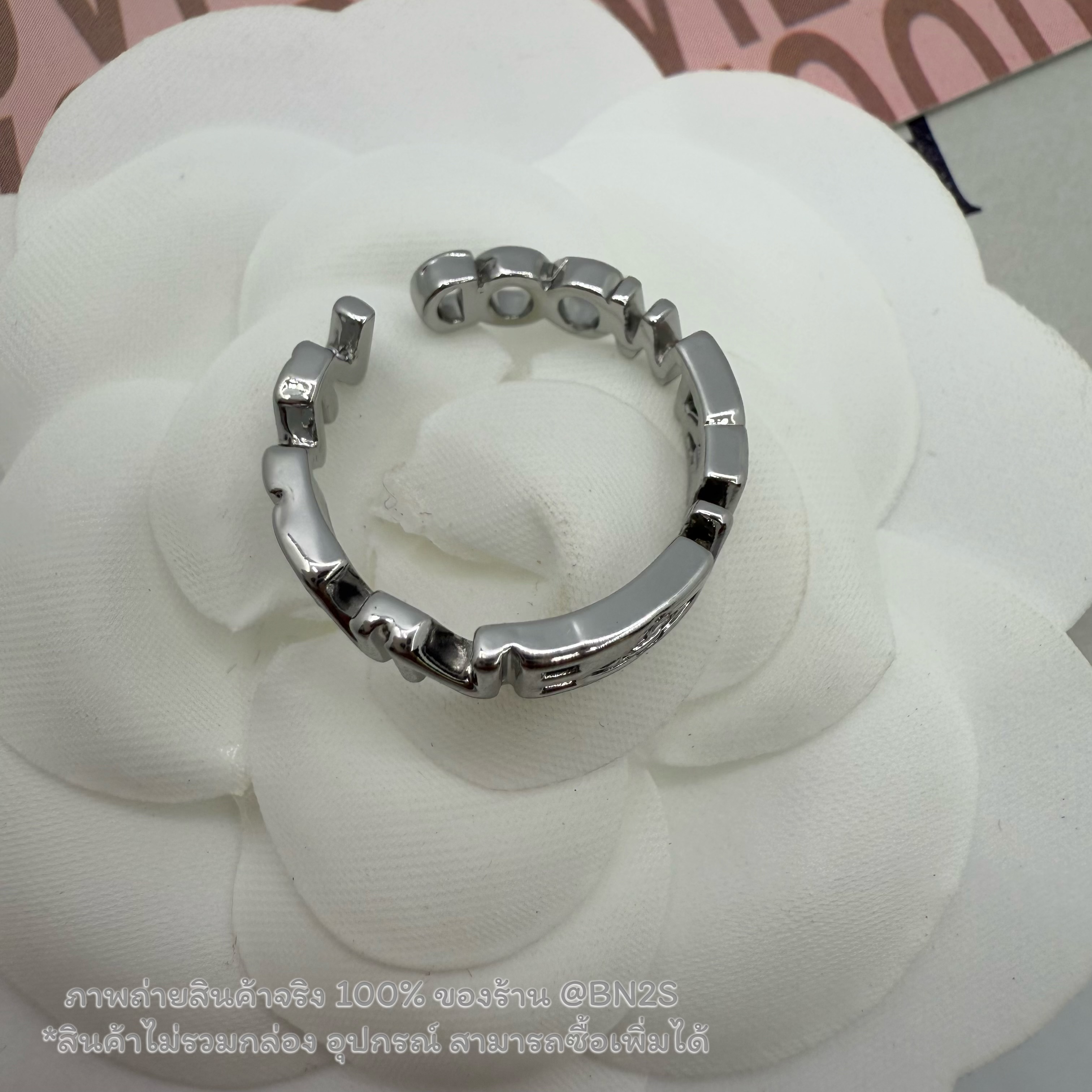 แหวนตัวอักษร Vivienne Westwood Ring อะไหล่สีเงิน Freesize ปรับเองได้ งานสวย ใส่ประจำวันได้ งานปั๊มโลโก้วิเวียน
