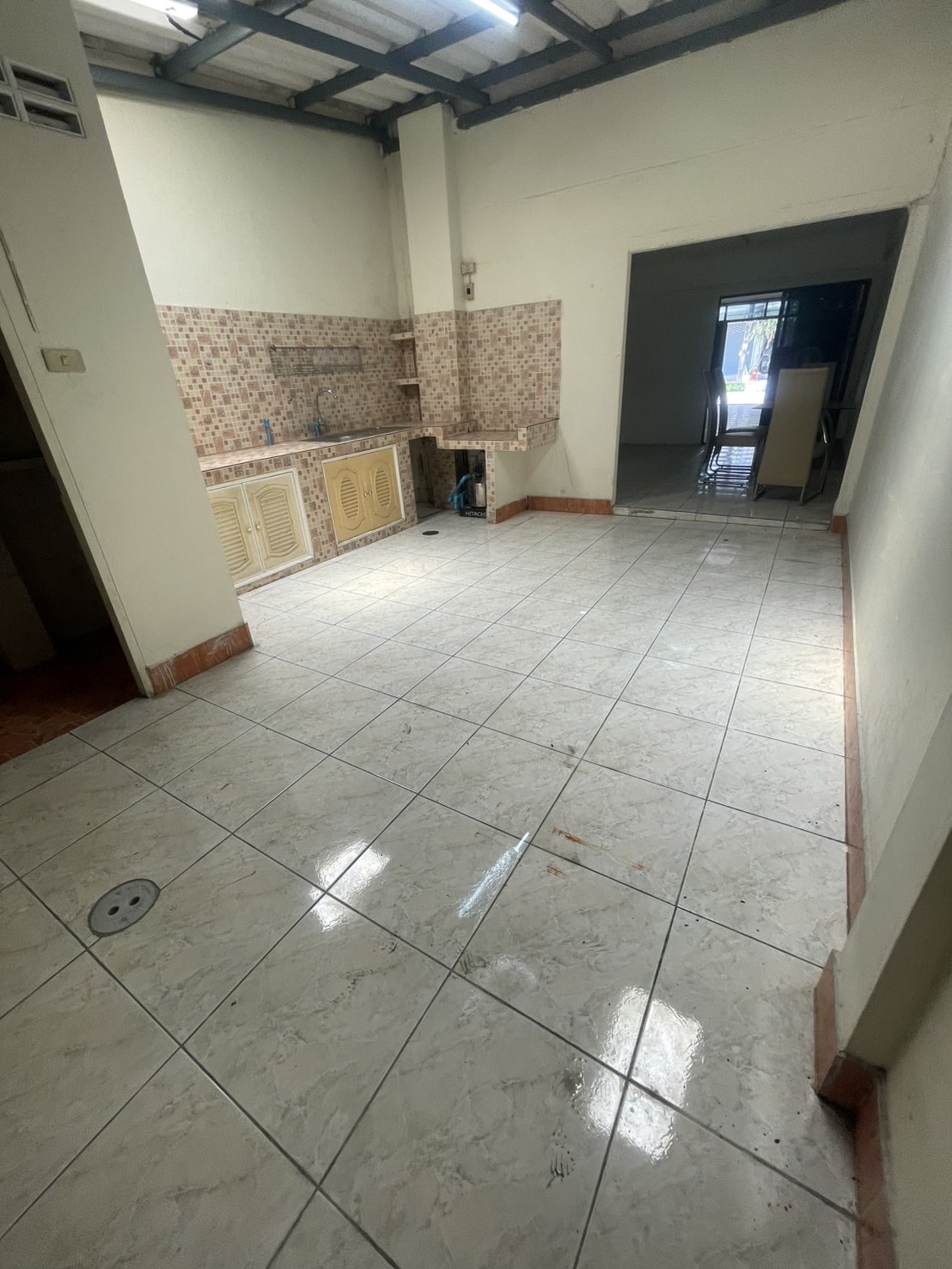 ขายอาคารพาณิชย์ หมู่บ้าน อรุณธร เนื้อที่ 20 ตารางวา 3 ชั้นครึ่งต่อเติมเต็ม มีชั้นลอยสวย เหมาะออฟฟิศ อยู่อาศัย กว้างขวาง วัชรพลสุขาภิบาล 5 ซอย45 เข้าซอย 100 เมตร ใกล้ตลาดออเงิน 3ห้องนอน 2 ห้องน้ำ ทำเลดี ด้านหน้าหมู่บ้าน ถนนเมน เข้าออกสะดวก ใกล้จัตุโชติ วงศ