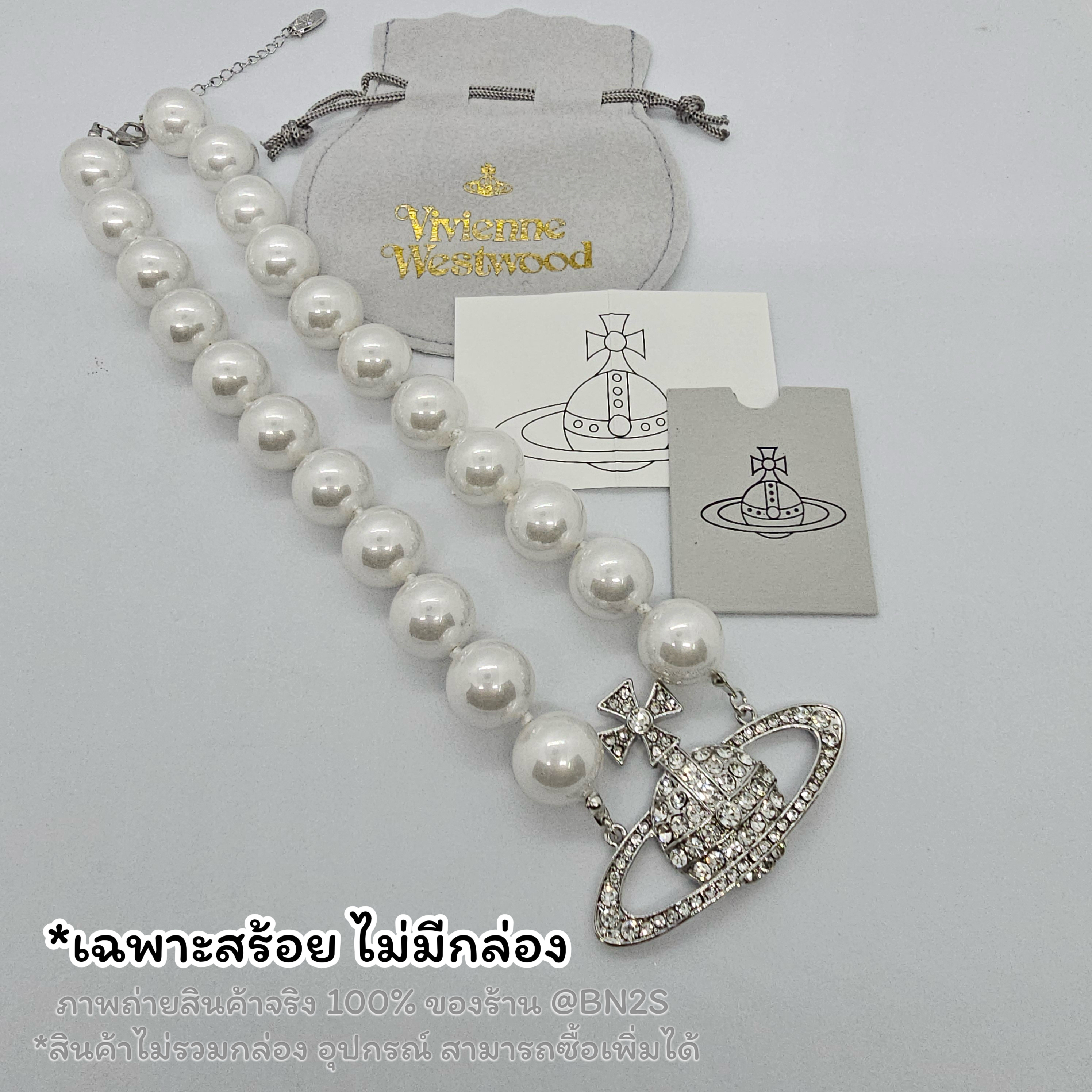 สีเงิน | Vivienne Westwood Neysa Pearl Choker Necklace ใหม่ล่าสุด สร้อยคอวิเวียน มุกเม็ดใหญ่ งานสวย ภาพถ่ายงานจริง พร้อมส่ง ความยาว 47 ซม. ปรับเพิ่มได้ 5 ซม. ไม่รวมกล่อง อุปกรณ์