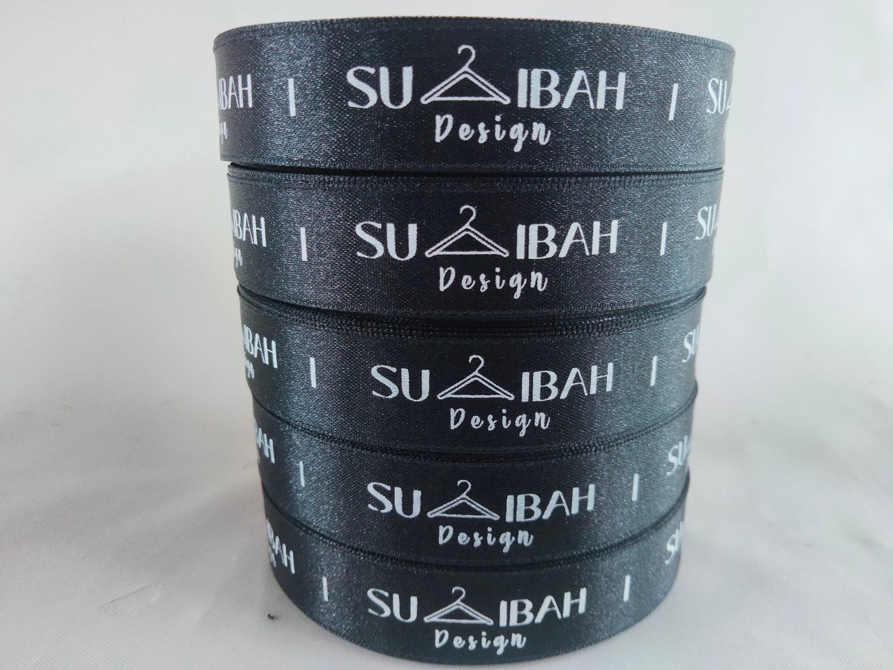 ป้ายคอเสื้อ เนื้อริบบิ้นซาติน 2.0 ซม. ริบบิ้นสีดำ 1 พิมพ์ขาว 5 ม้วน