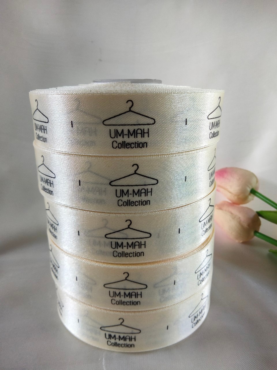 ป้ายคอเสื้อ เนื้อริบบิ้นซาติน 2.5 ซม. ริบบิ้นสีครีม s-2 พิมพ์ดำ 5 ม้วน