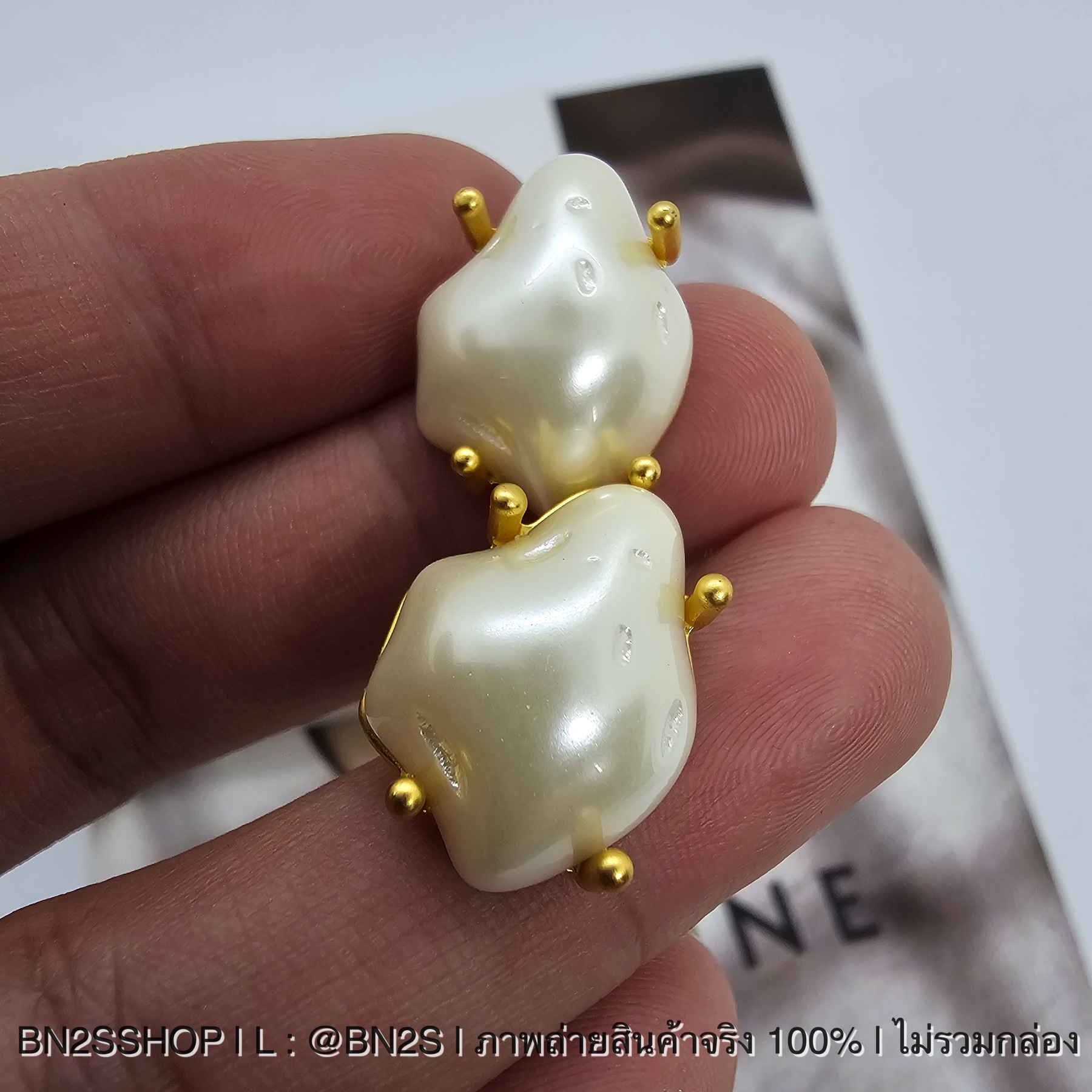 ต่างหูซีลีน จี้หินไข่มุกสีขาว งานปั๊มแบรนด์ด้านหลัง