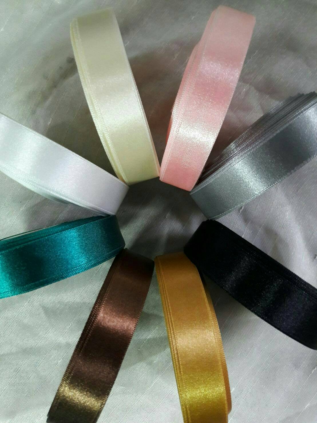 ป้ายคอเสื้อ เนื้อริบบิ้นซาติน 1.3 ซม. ริบบิ้นสีขาว พิมพ์ดำ 15 ม้วน