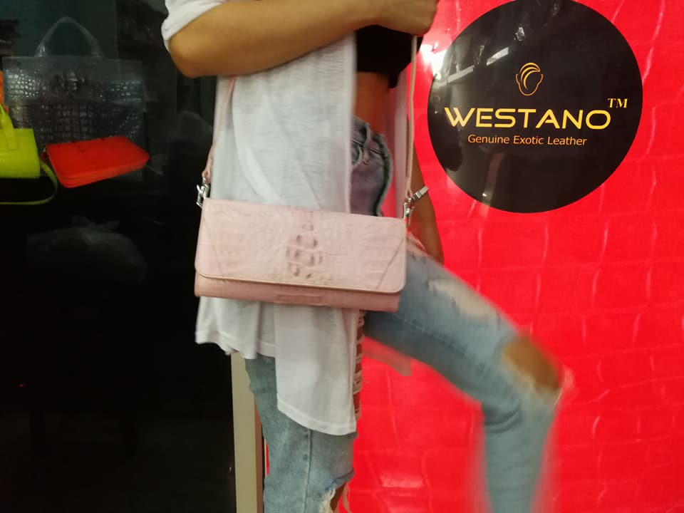 กระเป๋าสะพายหนังจระเข้แท้ แบบคลัทซ์ สีชมพู รหัส CRW1217W-09-PI2