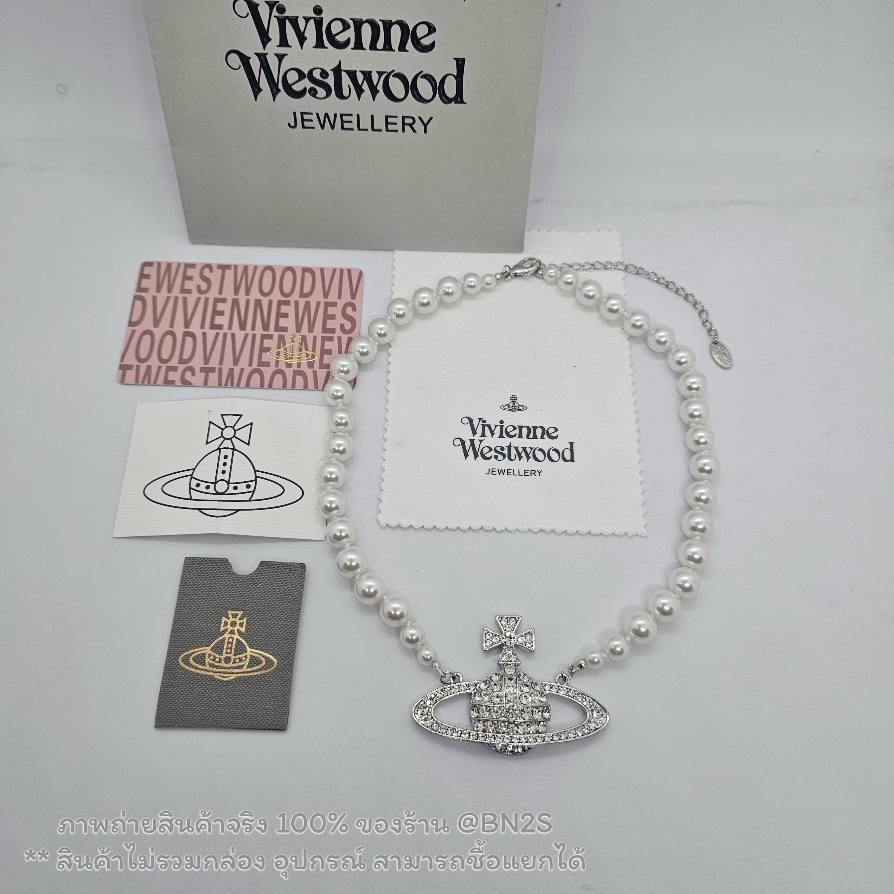 Vivienne Westwood Man. Bas Relief Pearl Necklace Silver สร้อยคอไข่มุก วิเวียน จี้ดาวเสาร์ตัวใหญ่ ฝังคริสตัล ไข่มุกไล่ขนาด อะไหล่สีเงิน งานปั๊ม ราคา 219฿ ไม่รวมกล่อง อุปกรณ์
