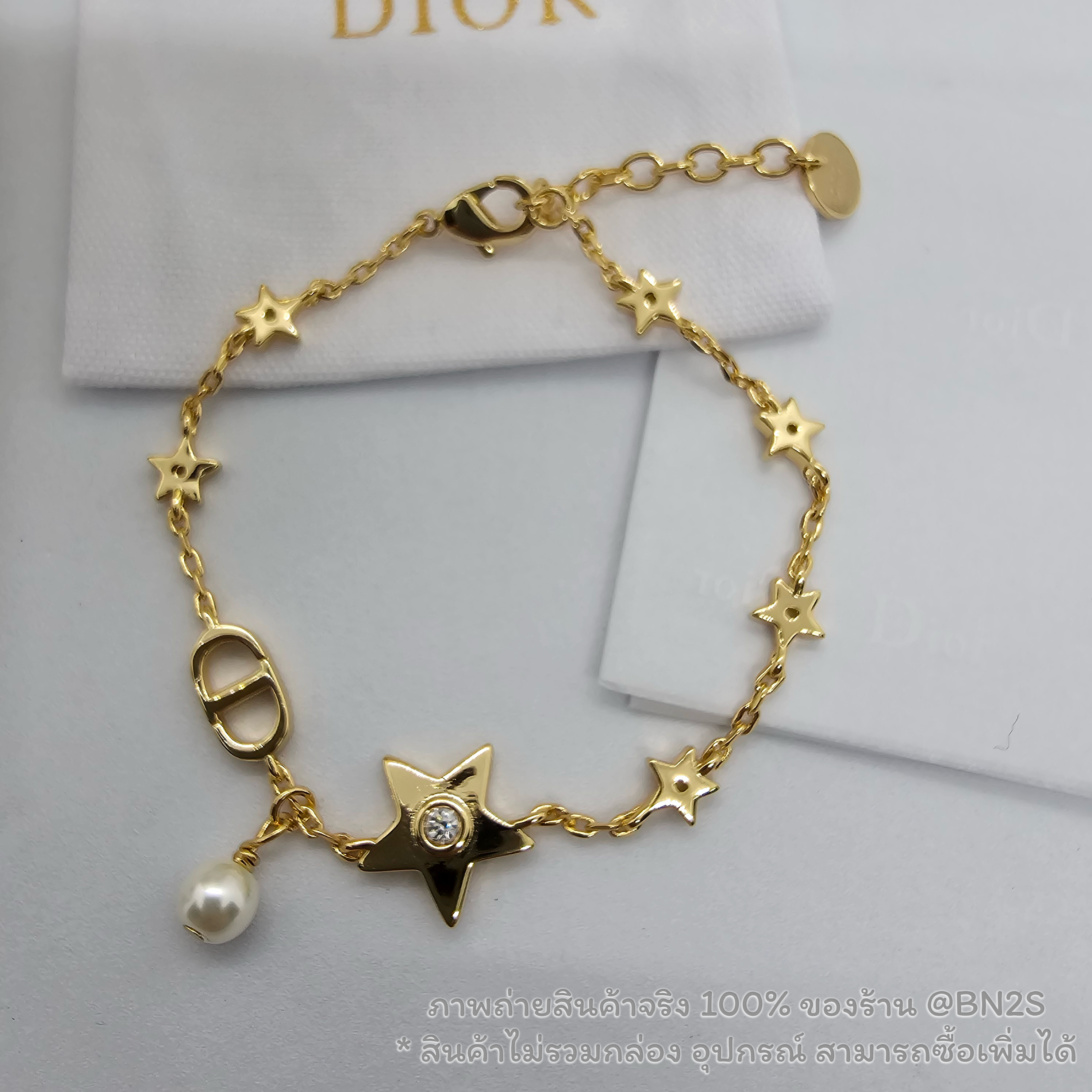 DIOR Petite CD Faux Pearl Gold Tone Bracelet เกรด ออริ อุปกรณ์ : ถุงกระดาษ ซองซิปล็อค ความยาว 18 ซม. ปรับได้ยาวสุด 21 ซม.