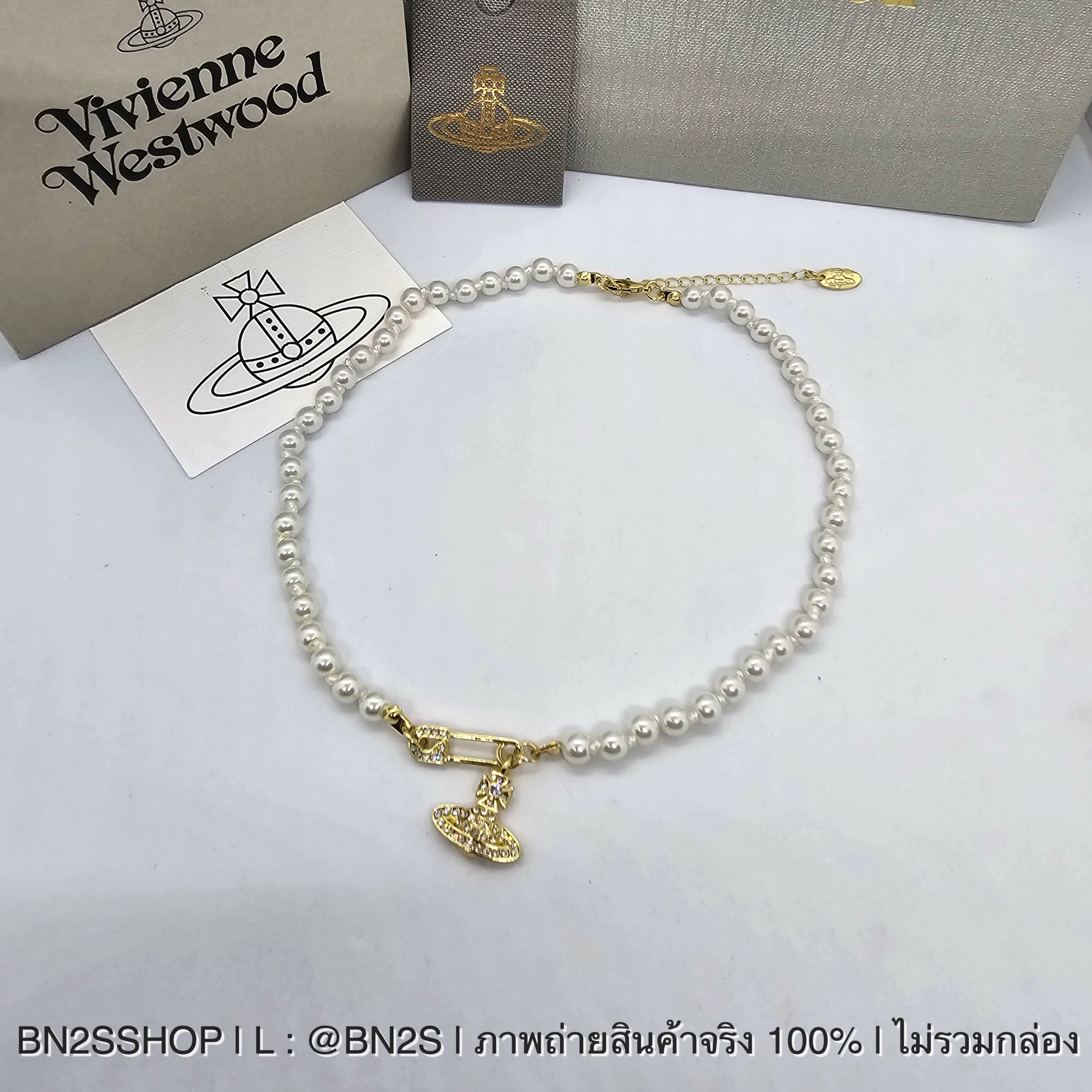สีทอง | Vivienne Westwood Lucrece Pearl Necklace สร้อยคอไข่มุก จี้ดาวเสาร์เข็มกลัด