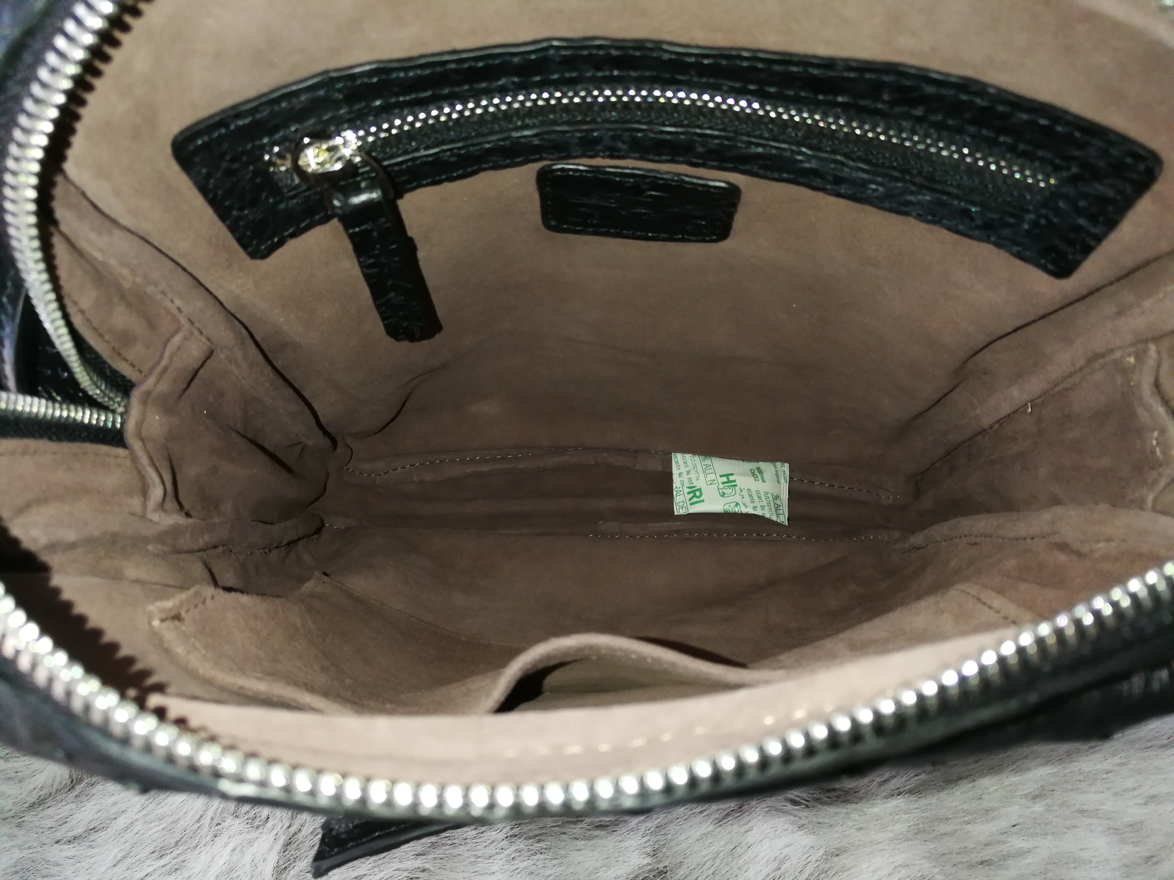 กระเป๋าสะพายชายหนังนกกระจอกเทศแท้ สีดำ รหัส OSM1018H-06-BL