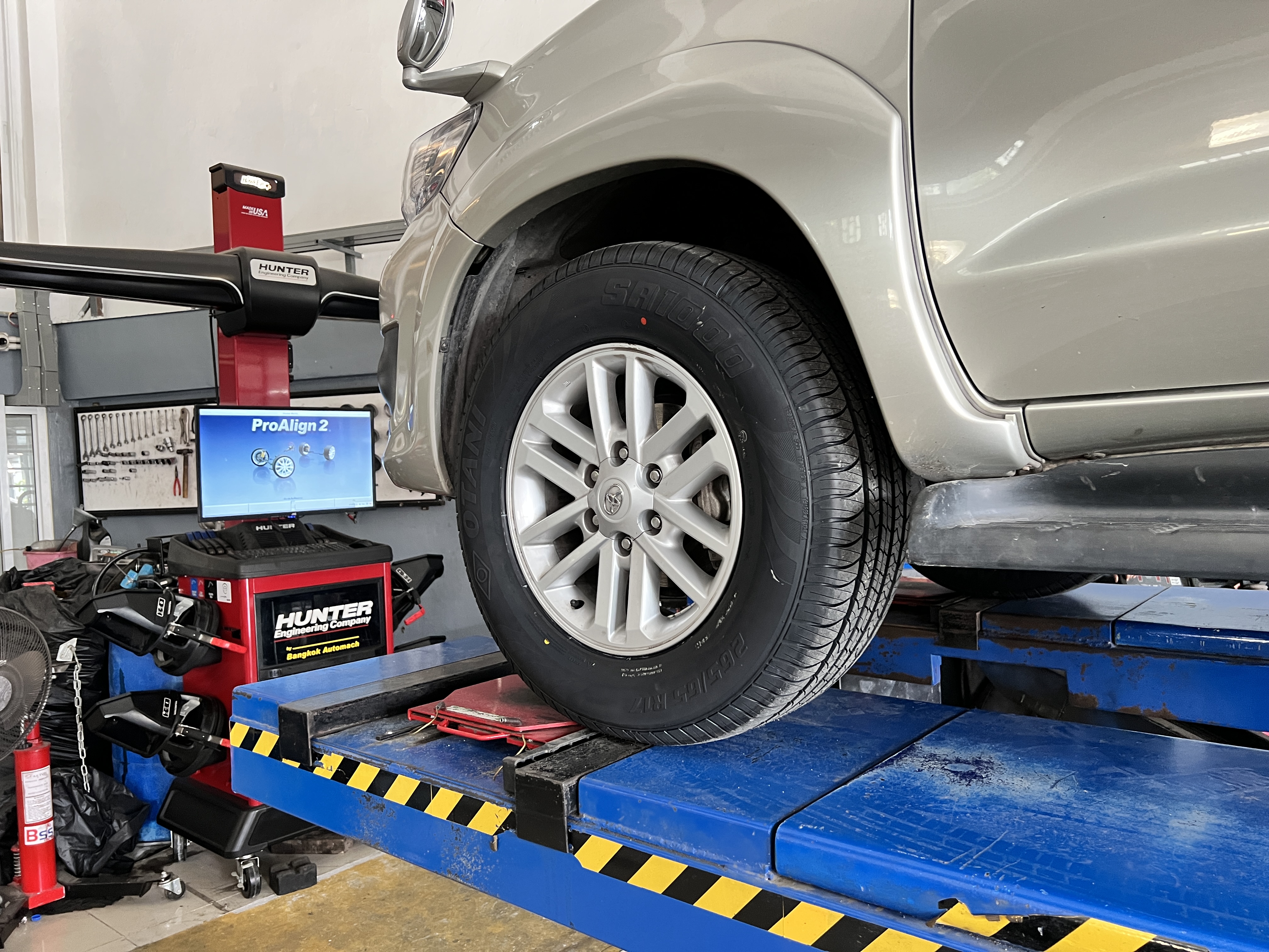 TOYOTA Fortuner ลูกค้าประจำเปลี่ยนยางรถยนต์ใช้งานประจำวัน เน้นใช้งานนุ่มๆ ไม่ได้ลุยอะไร [+] OTANI SA1000 HT [+] ขนาด 265/65R17 โปรโมชั่นราคาพิเศษ ติดต่อสอบถามเพิ่มเติม โทร : 08-6569-1915 บุ๊ก และทีมงาน ยินดีต้อนรับครับ 𝙊𝙪𝙧 𝙎𝙚𝙧𝙫𝙞𝙘𝙚 บริการทางร้าน เรารับทำอะไรบ้าง 🔧 ติดตั้งยางแบบไร้รอย 100% 🔧 บริการสลับยาง ตามอายุ 🔧 มียางรถยนต์ทุกยี่ห้อให้เลือกซื้อ 🔧 เช็คช่วงล่าง แก้ปัญหาให้ตรงจุด 🔧 บริการล้างลิ้นปีกผีเสื้อ 🔧 บริการเช็คระยะรถยนต์ 🔧 เปลี่ยนถ่ายของเหลวทั้งระบบ 🔧 ตั้งศูนย์ด้วยเครื่อง HUNTER นำเข้าจาก USA สอบถามข้อมูลเพิ่มเติม หรือนัดหมายเข้ารับบริการ Tel : 08-6569-1915 Tel : 08-6544-5963 Line id : @88rw Tiktok : https://www.tiktok.com/@88rwycrr Youtube : https://youtube.com/@88rw Facebook : https://www.facebook.com/otaninon Location : https://goo.gl/maps/HrNUAZXPN94KvxZ98?coh=178573&entry=tt #รถยนต์มีปัญหาไม่รู้ต้องแก้ตรงไหน ทางเรายินดี ตรวจหาปัญหาและหาวิธีแก้ บอกลูกค้าก่อนลงมือทำเสมอราคาเป็นธรรมไม่เอาเปรียบ สบายใจคุณลูกค้า ---------------------------------- ดูแลให้คำปรึกษาทุกปัญหาคาใจ ไม่ทิ้งลูกค้า มีบริการหลังการขาย 【ให้ผู้เชี่ยวชาญของเรา ดูแลรถคุณ】 ร้านยางเจริญรุ่งเรือง ยินดีต้อนรับครับ #ยางรถยนต์ #OTANI #sa1000