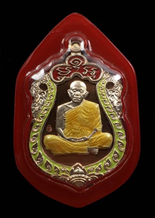 เหรียญเสมาหลวงพ่อคูณ ปริสุทโธ วัดบ้านไร่ รุ่น ชินบัญชรมหาเศรษฐี ๙๑ เหรียญจากชุดกรรมการ เนื้อนวะโลหะหน้ากากเงินขอบเงิน ปะฉลุลงยา 3 สี เขียว+แดง+เหลือง หมายเลข ๑๗๑