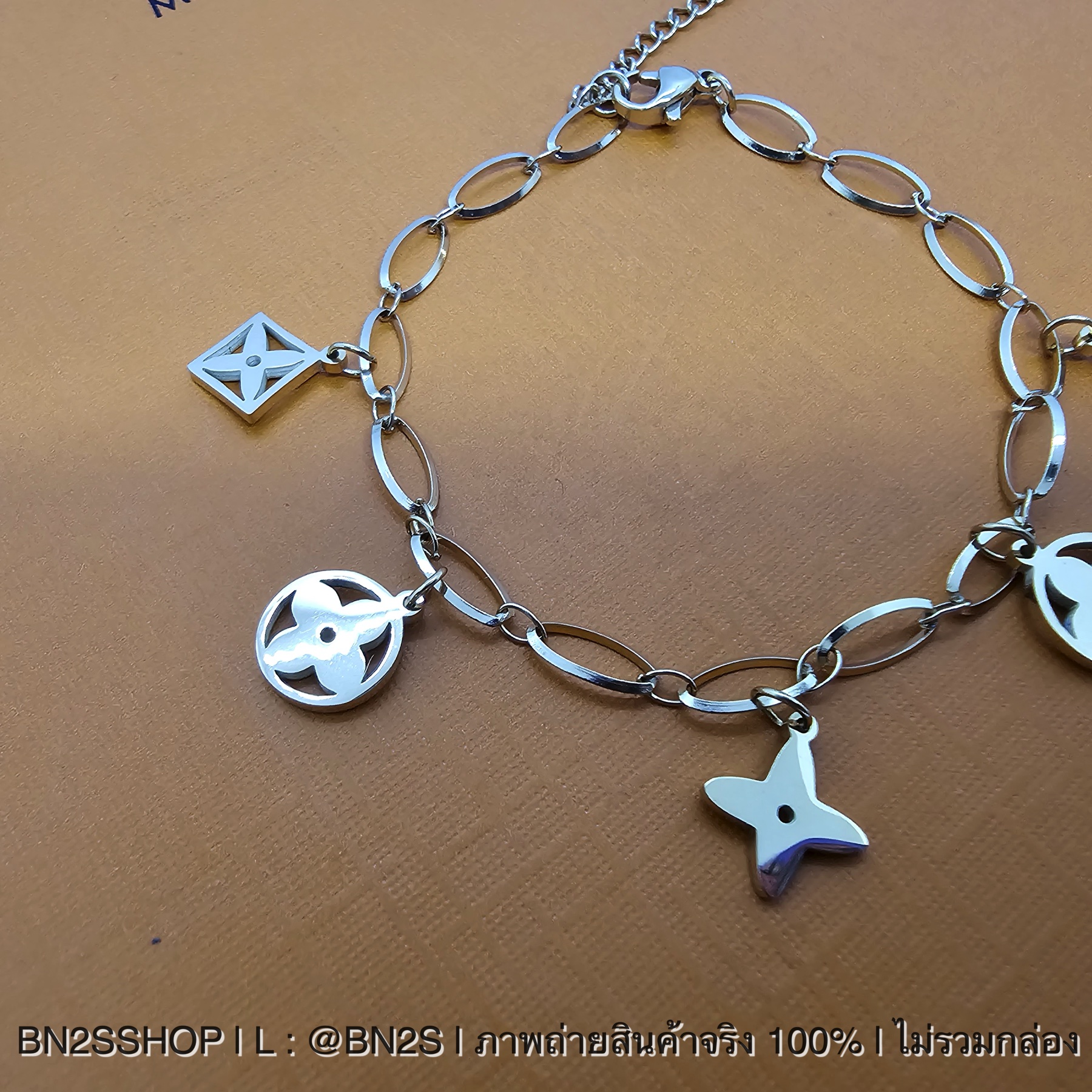 สร้อยข้อมือหลุยส์ Louis Vuitton Monogram Chain Bracelet อะไหล่สีทอง จี้ห้อยลายโมโลแกรมลายสวยน่ารัก